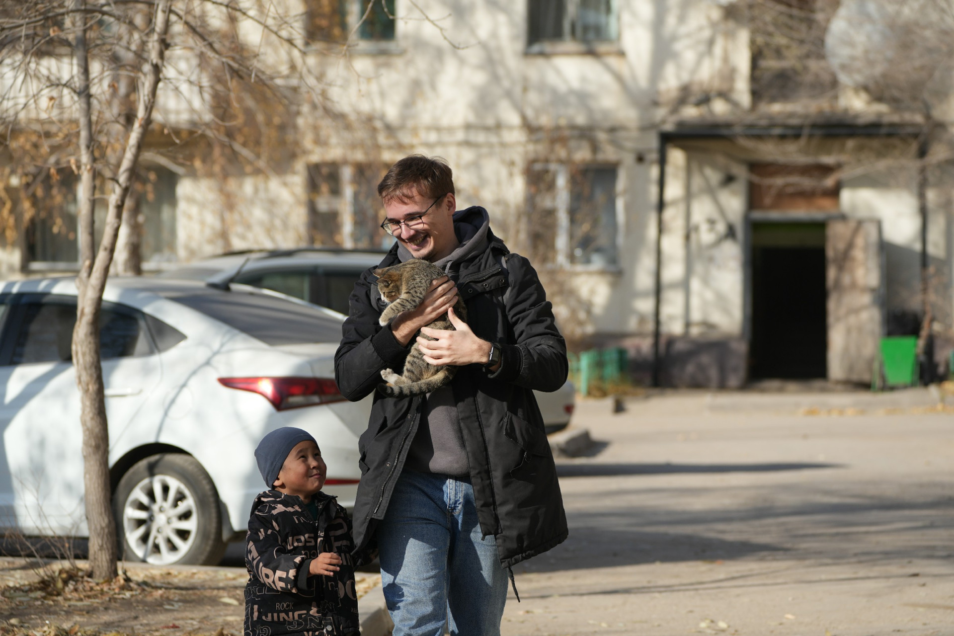 Журналист Tengrinews.kz несёт спасённого котёнка 