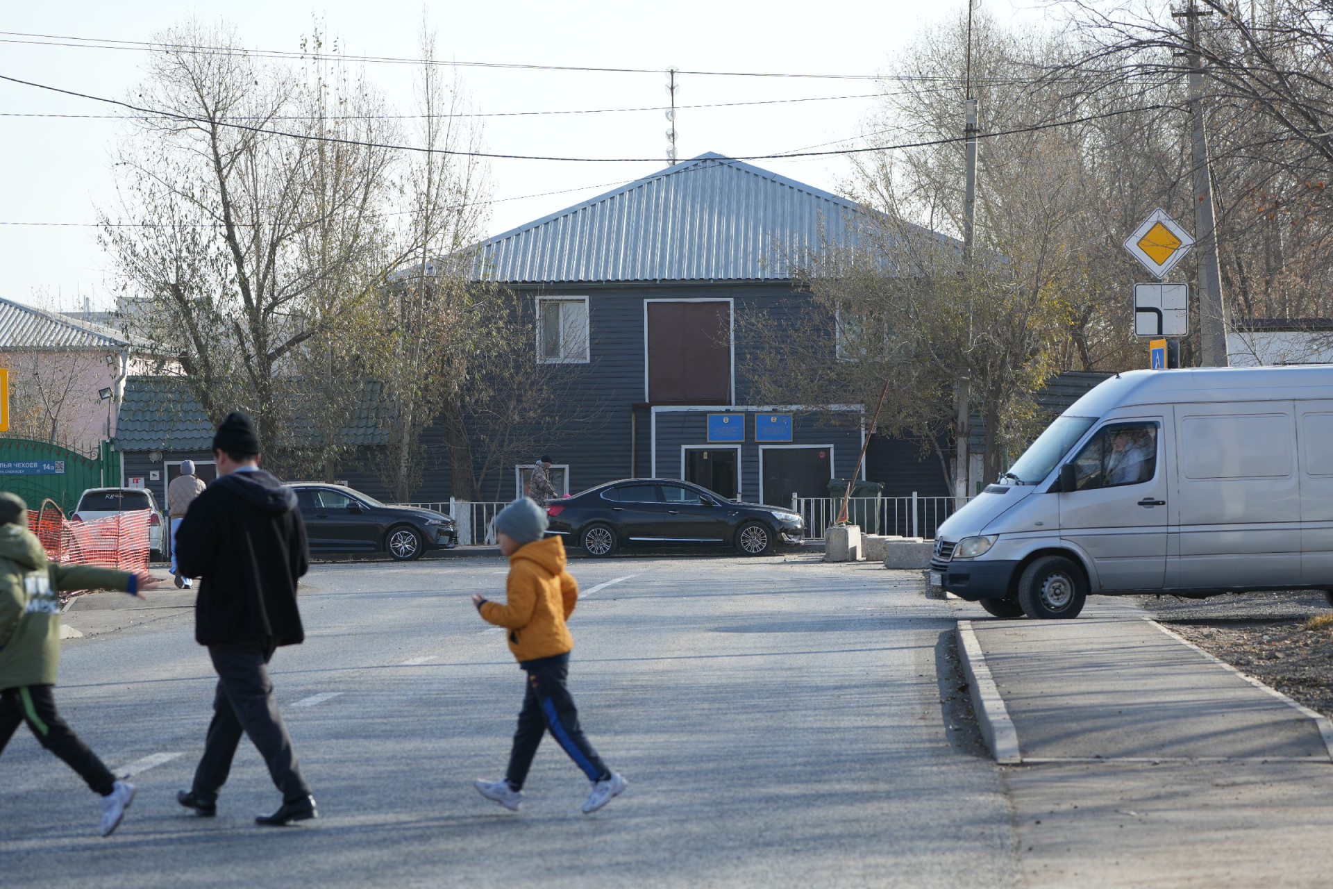 Люди в Кирпичном переходят дорогу, Астана