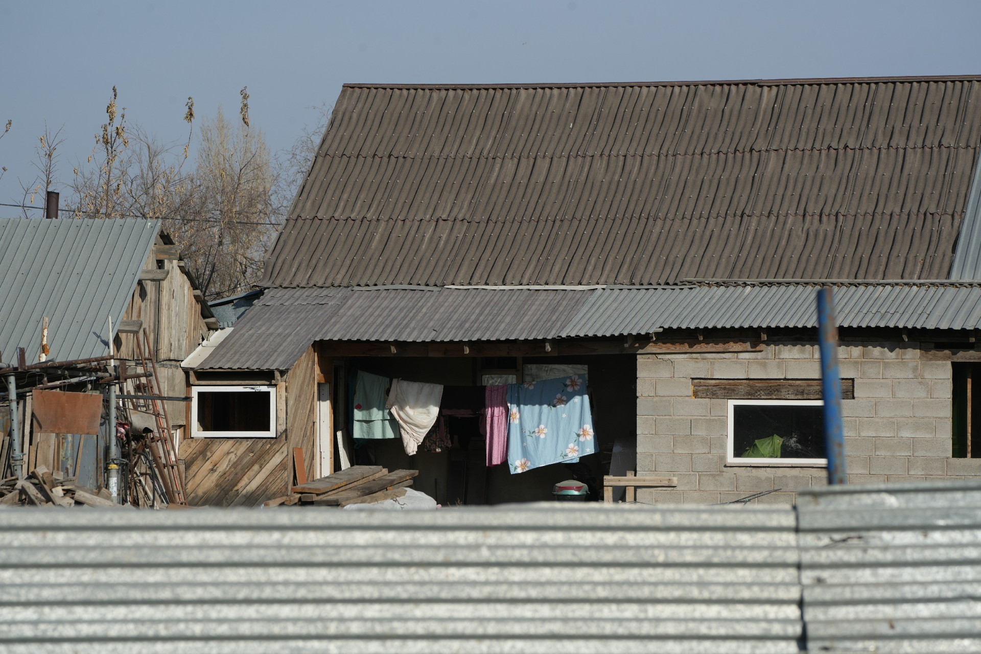 Дом, во дворе сушится белье. Кирпичный, Астана 