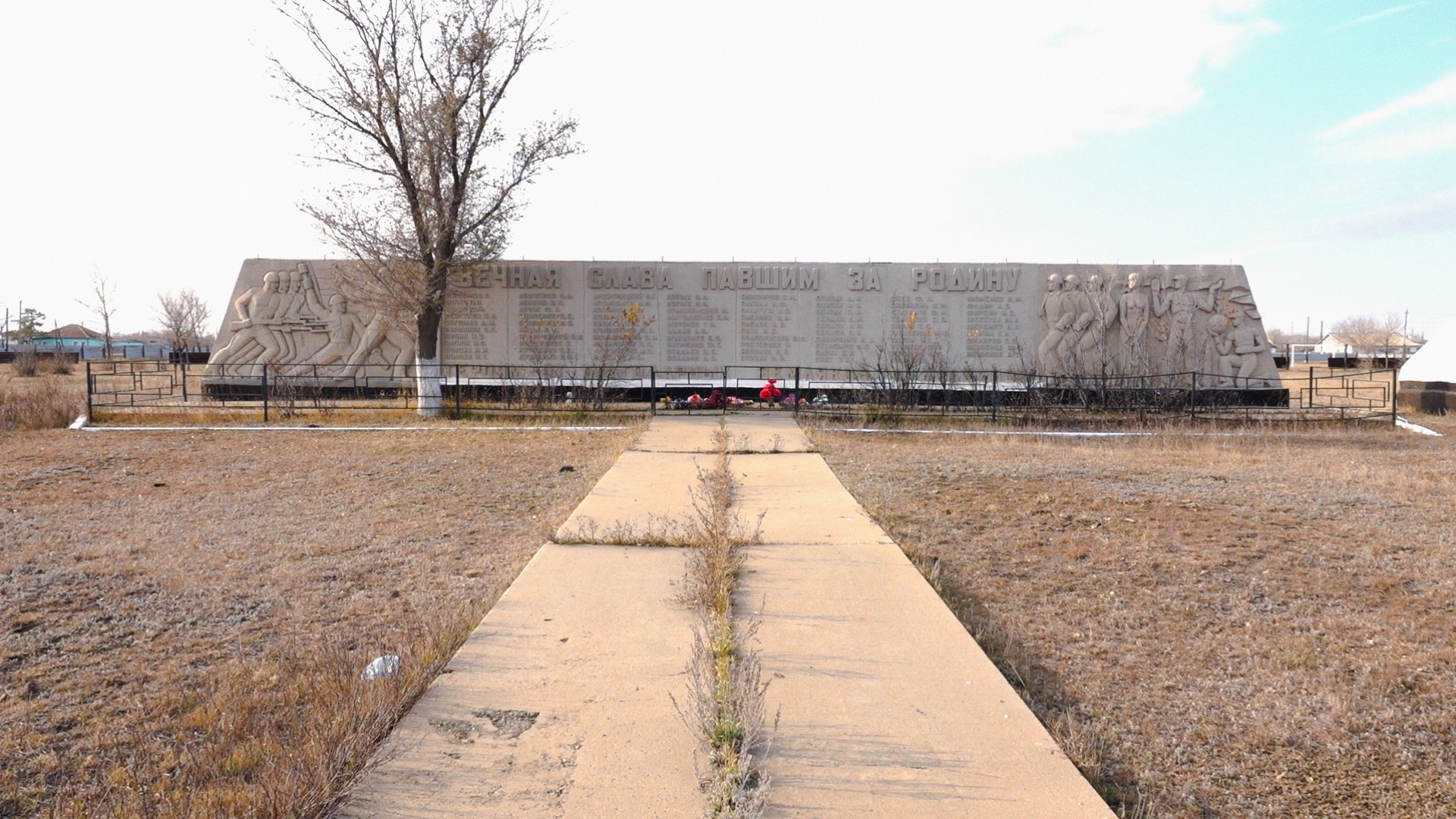 Памятник павшим в ВОВ жителям села Красивое. Фото: ©️ Tengrinews.kz / Алимжан Аманжол