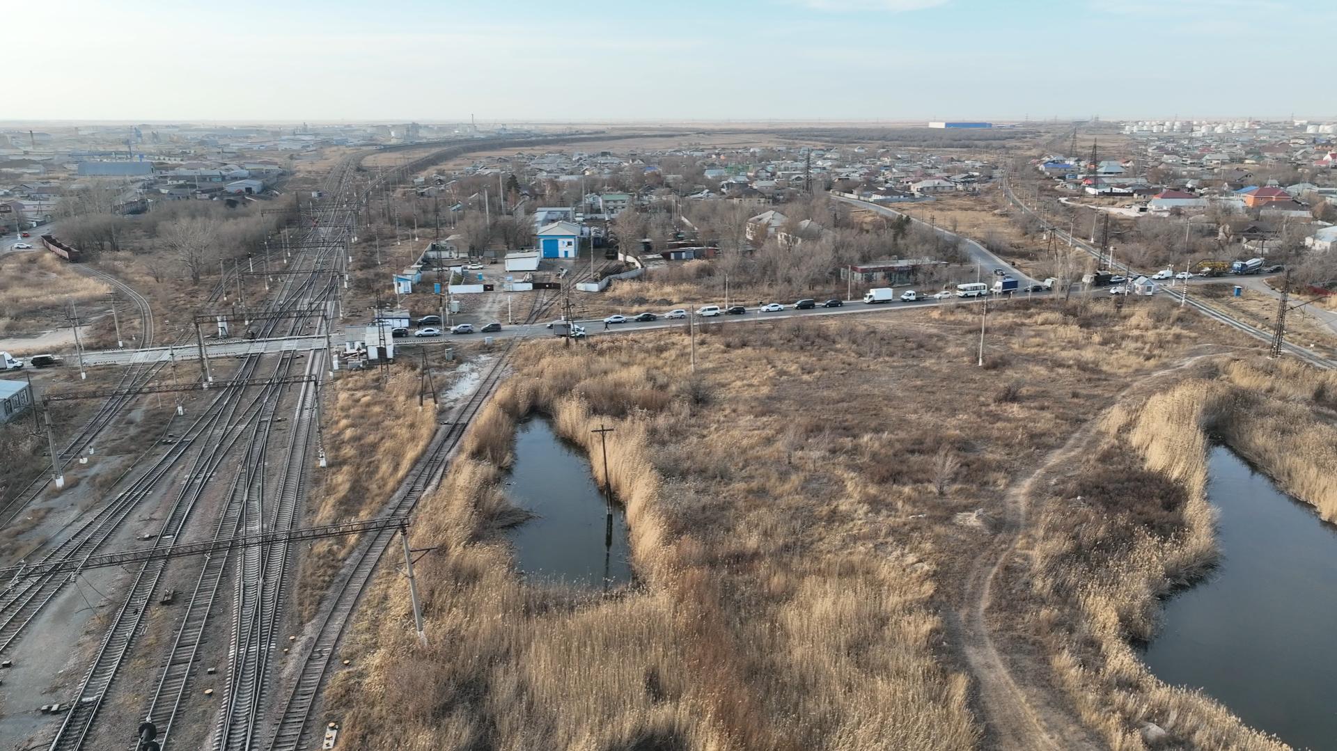 Пробка на ж/д переезде. Район СМП, Астана, съемка с дрона