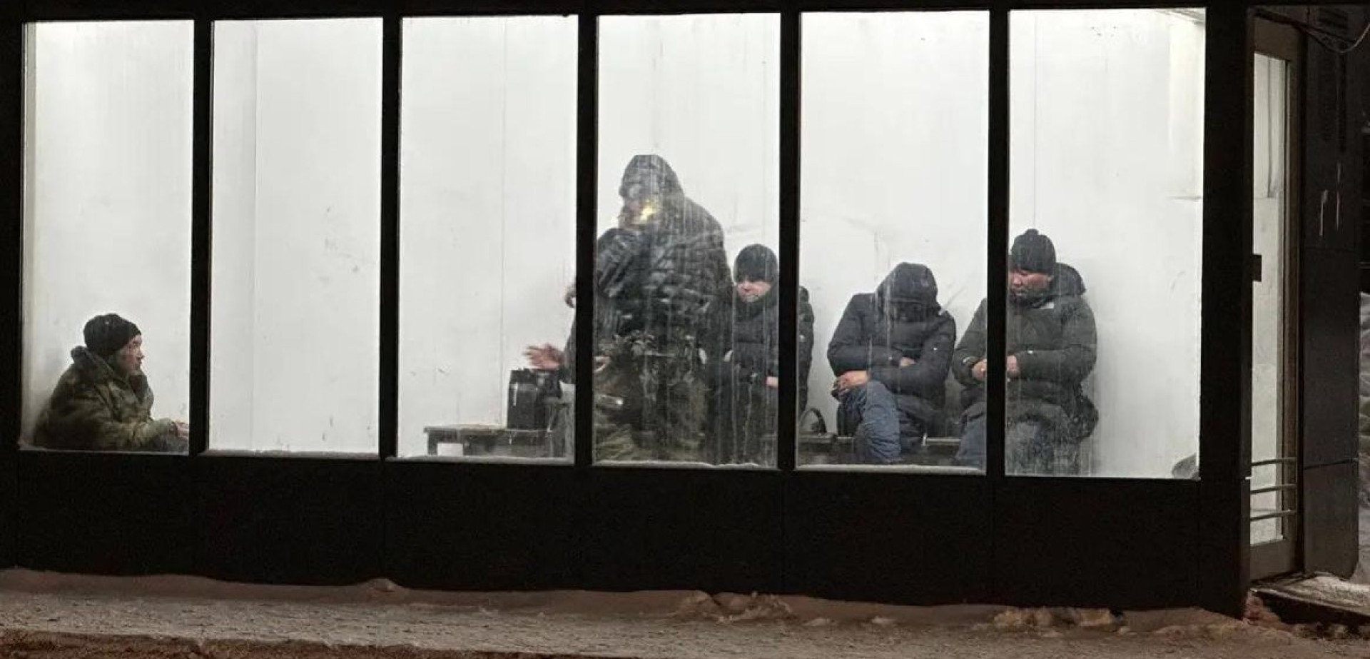 Бездомные сидят в приемнике. Фото предоставлено жителями района Кирпичного, Астана