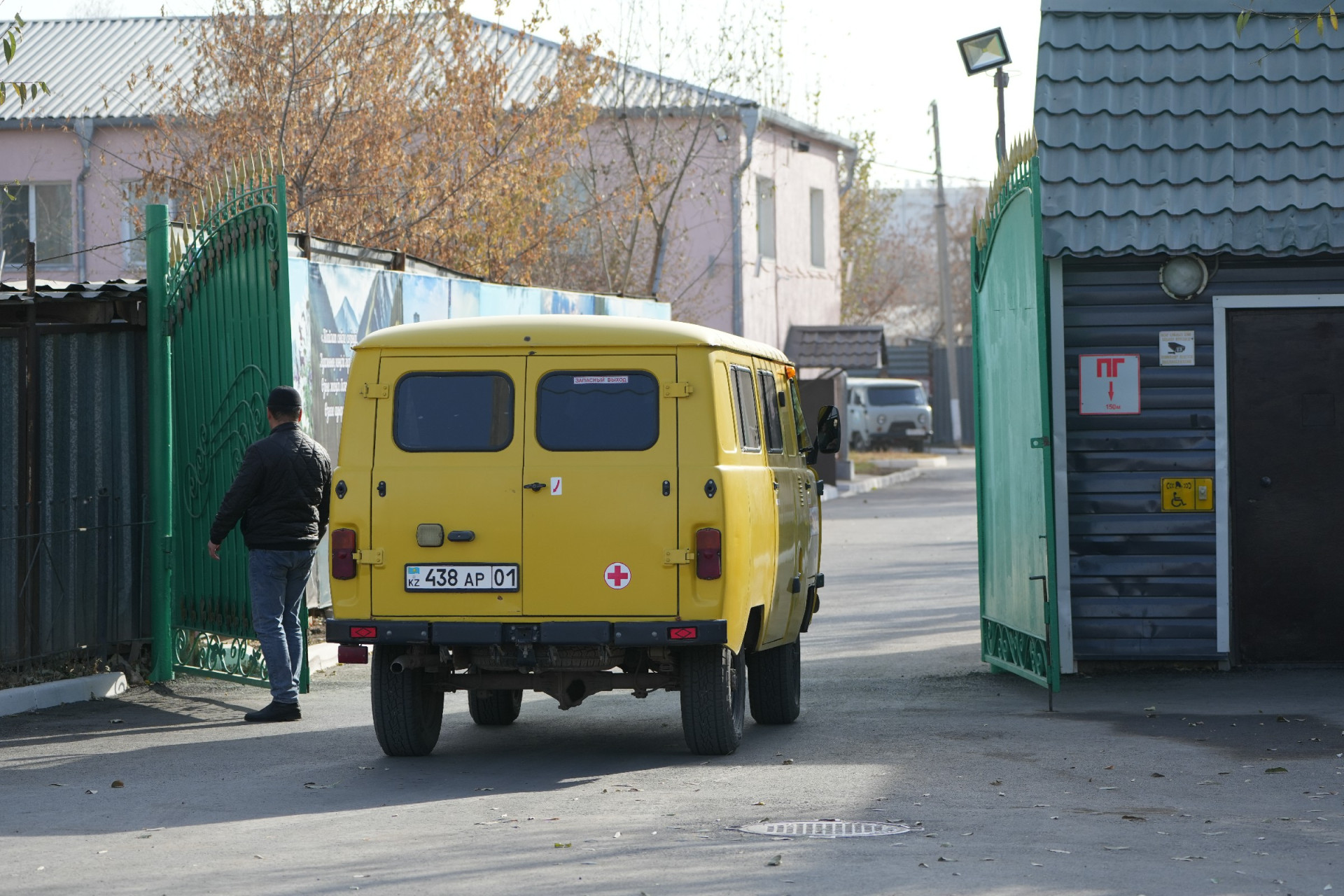 Скорая помощь заезжает на территории поликлиники. Кирпичный, Астана 
