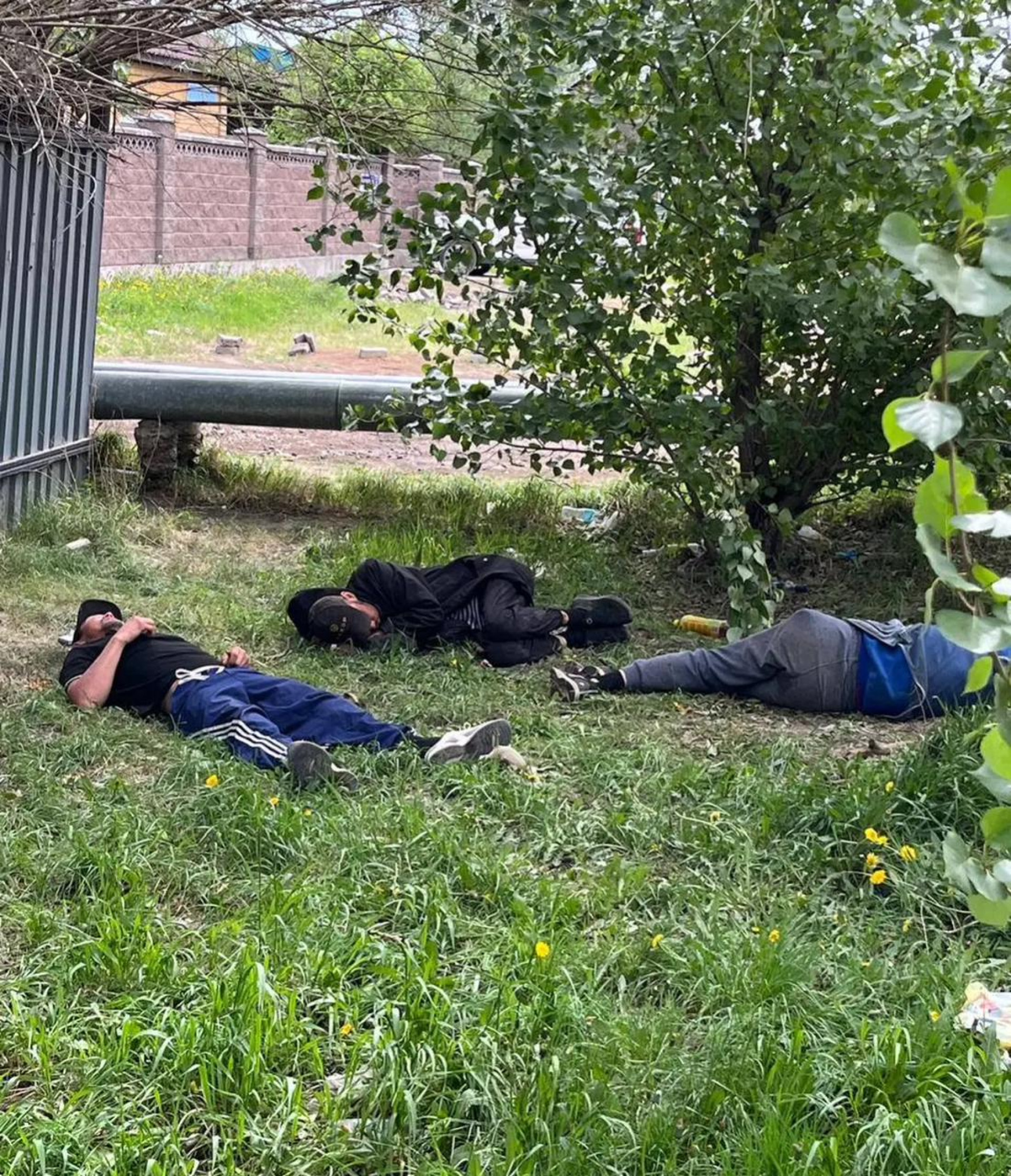 Бездомные спят на земле. Фото предоставлено жителями района Кирпичного, Астана