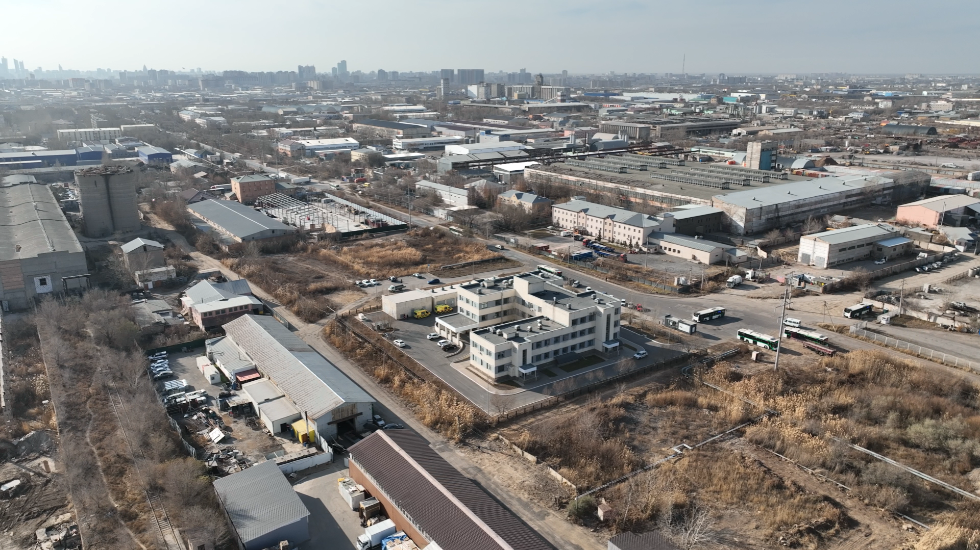 Второй филиал восьмой поликлиники в Чугунке. Фото: ©️ Tengrinews.kz / Маржан Куандыкова. Снимок с дрона