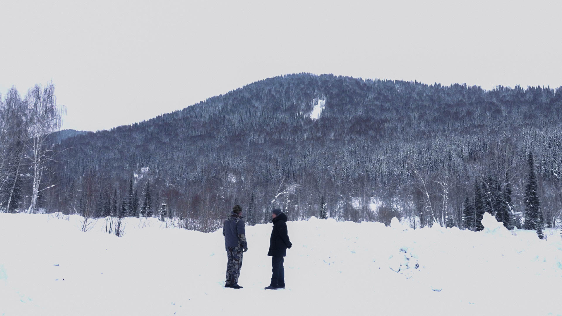 Журналист разговаривает с охотником в горах ВКО