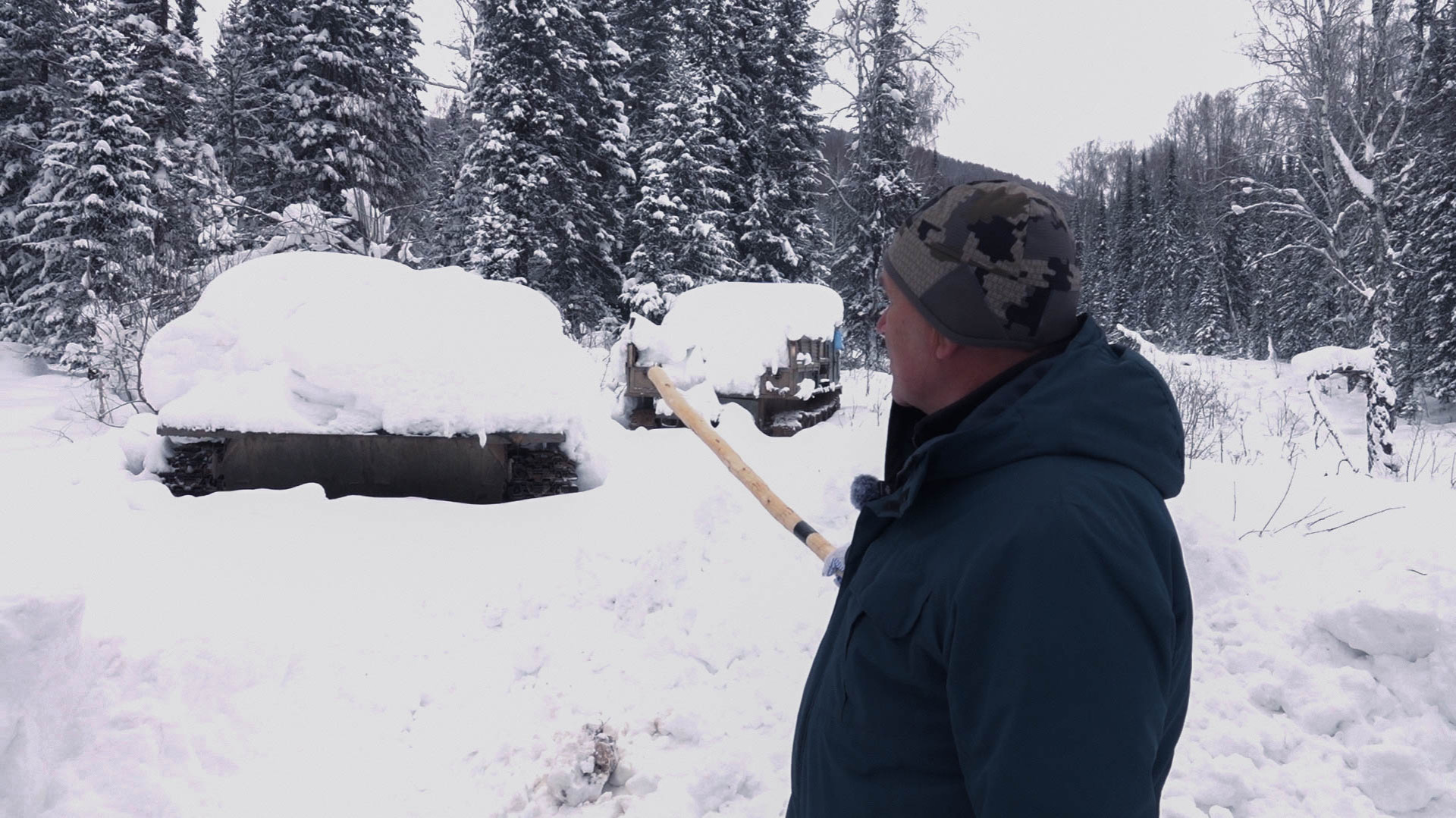 Евгений Сидельников показывает гусеничную технику охотоведов.