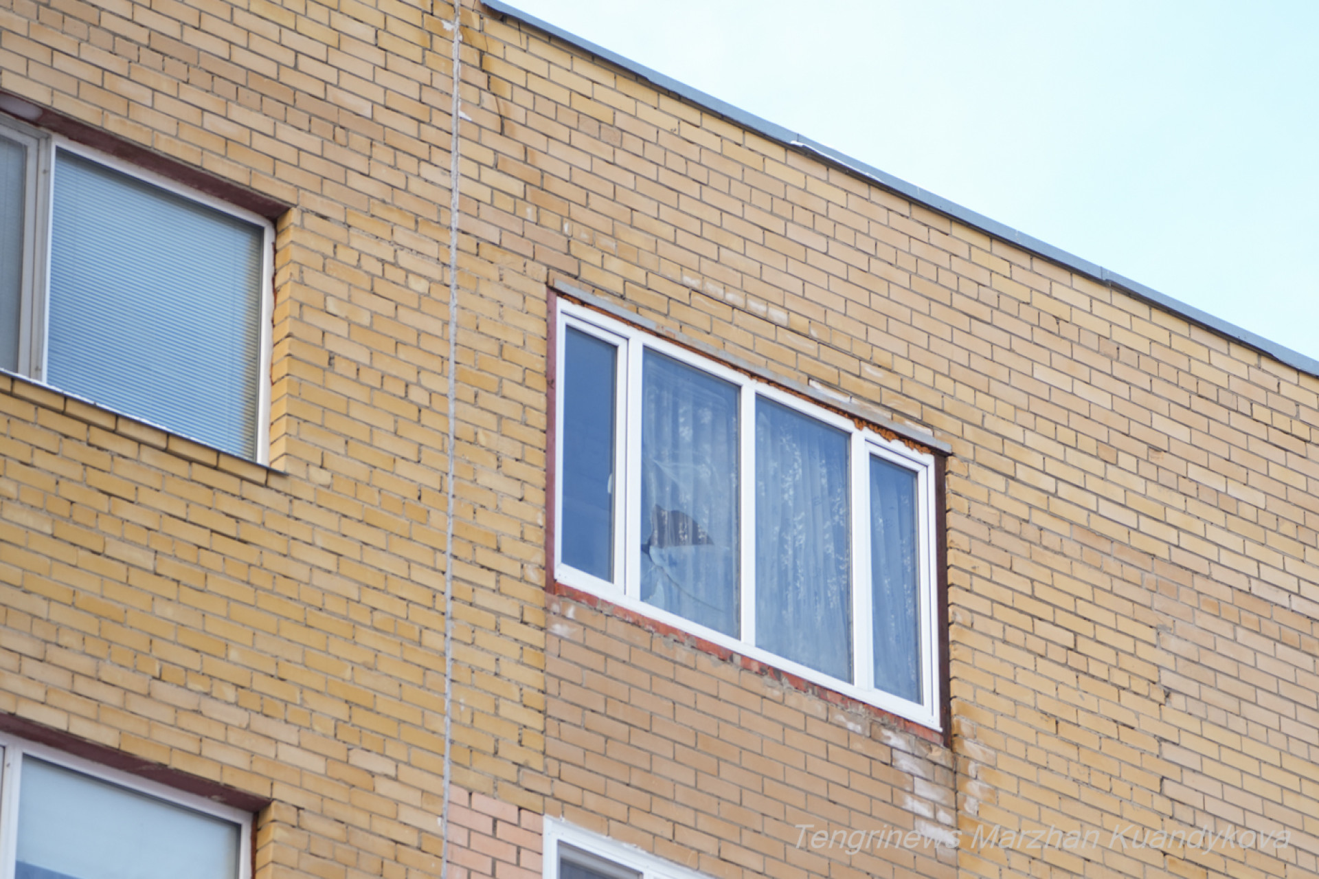 Окно, сделанное на оккупированном техэтаже ЖК "Степной 2", Астана