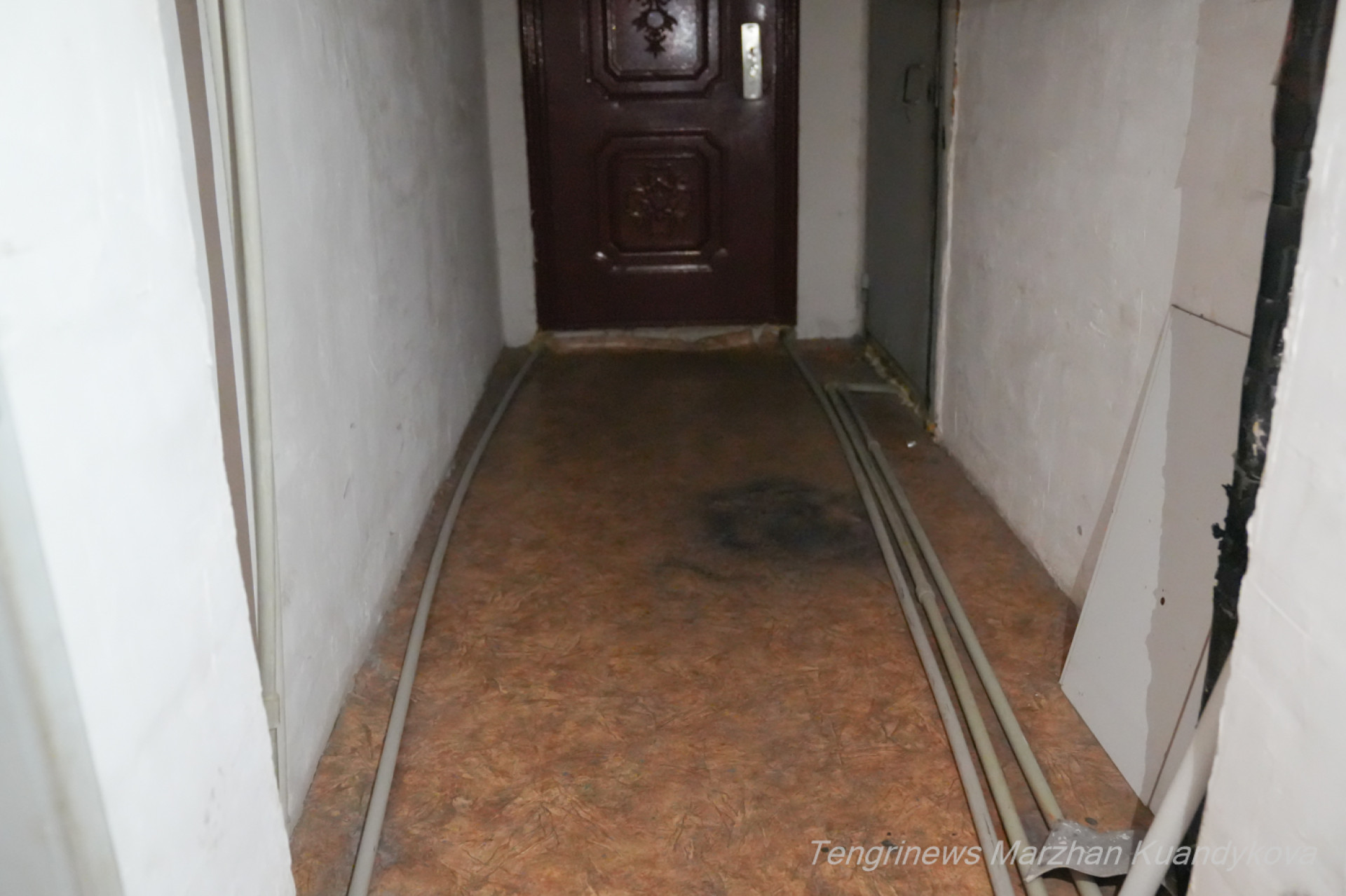 Коммуникации пролегают по полу техэтажей, где были обустроены квартиры, ЖК "Степной 2"