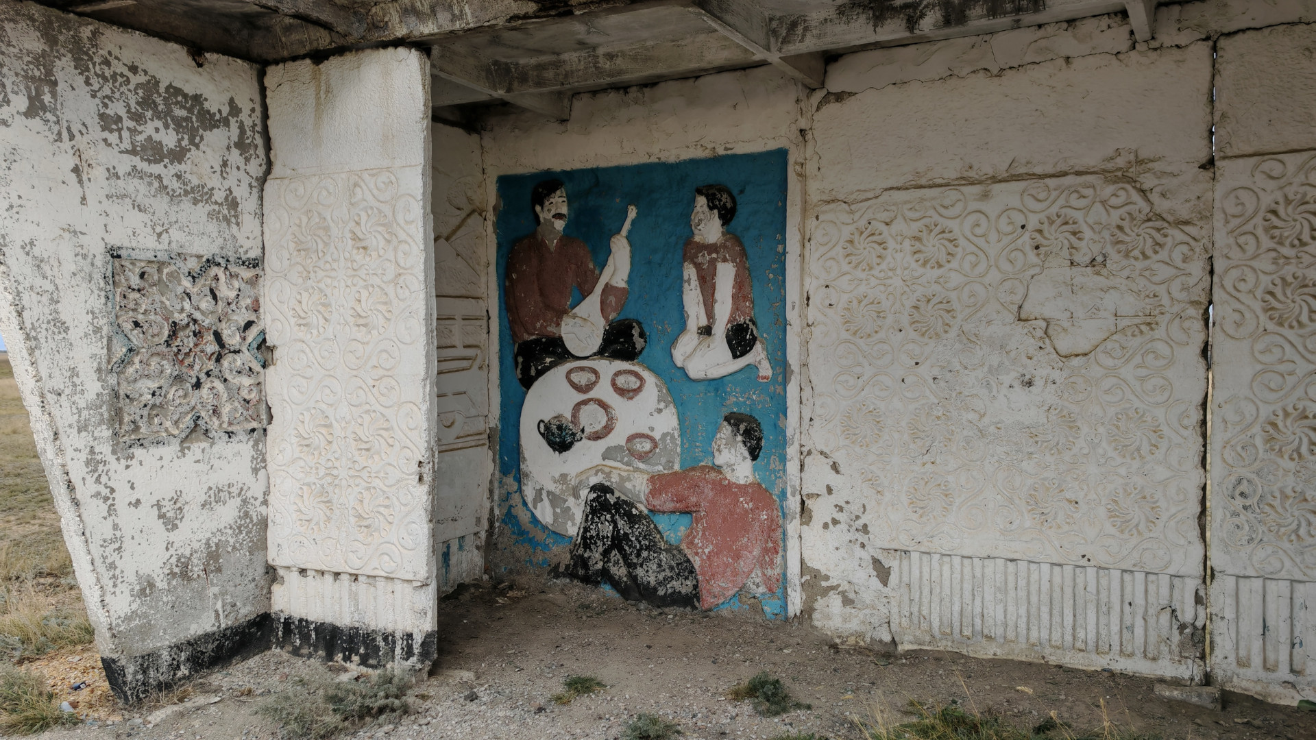 Советская остановка разрушается, город Есиль, Акмолинская область. Фото ©️ Tengrinews.kz / Иван Сухоруков