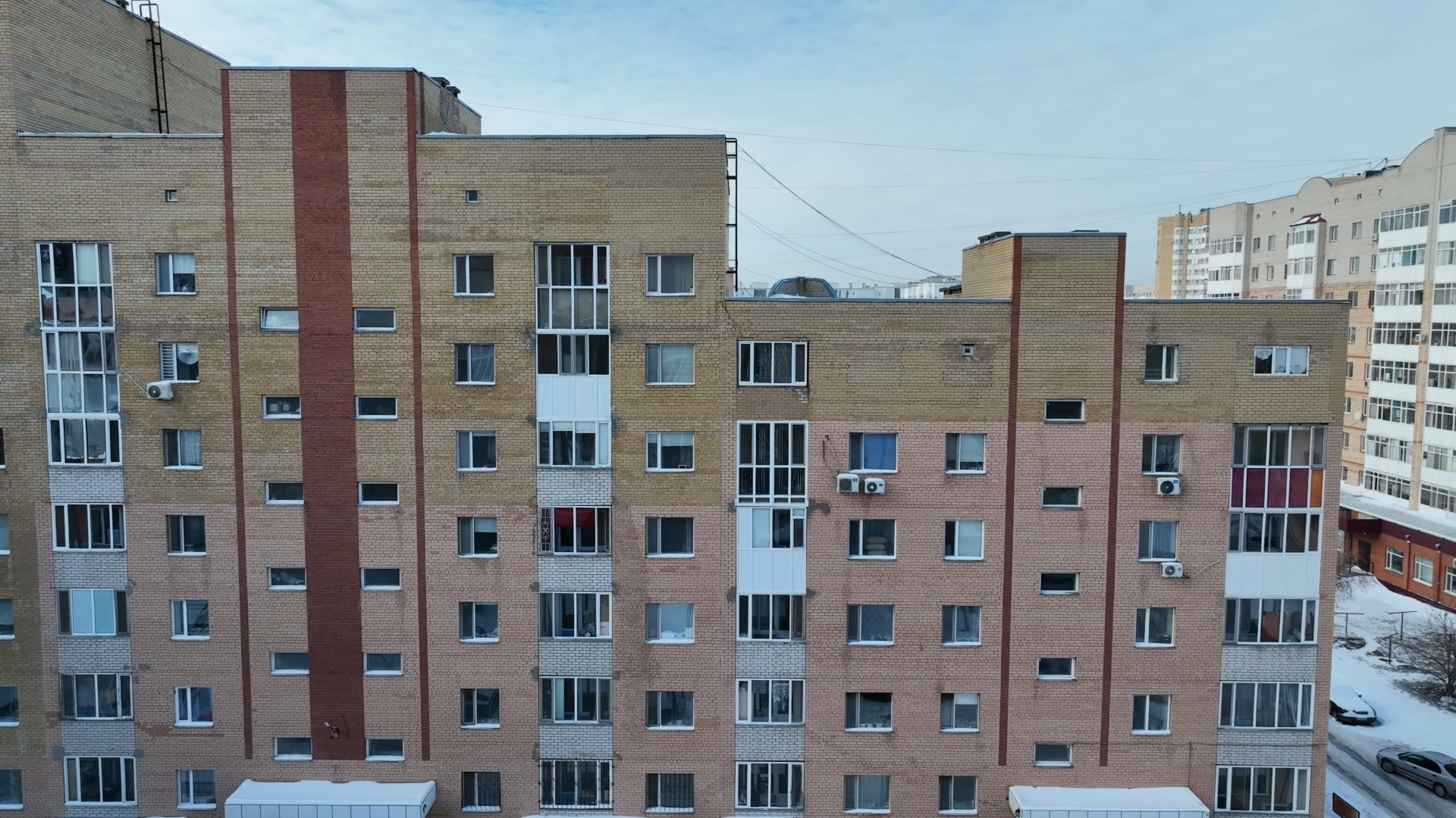 В правой части дома можно заметить нестандартные окна на самых верхних этажах. По проекту ЖК их там быть не должно