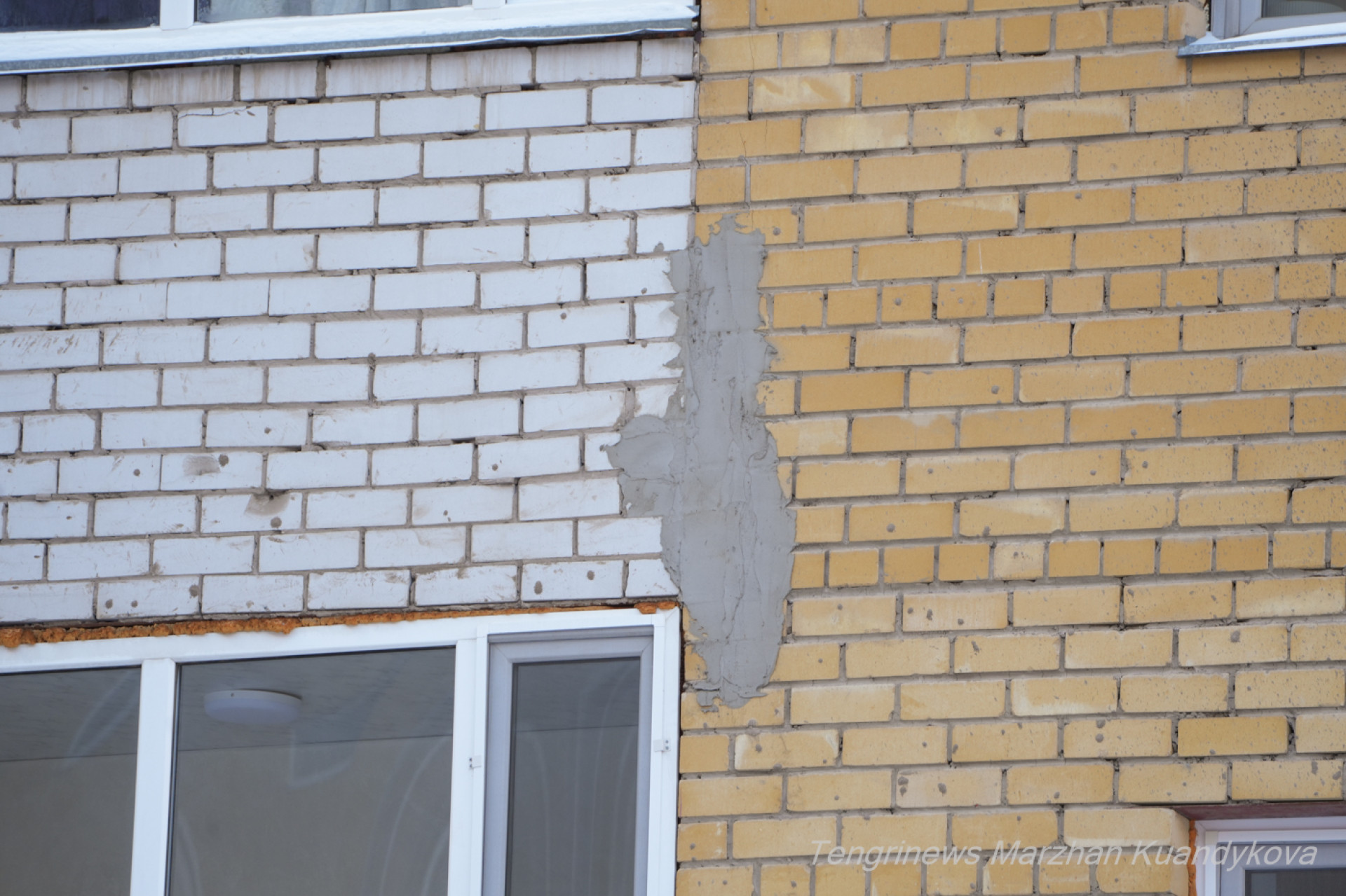 Следы ремонта фасада в ЖК "Степной 2"