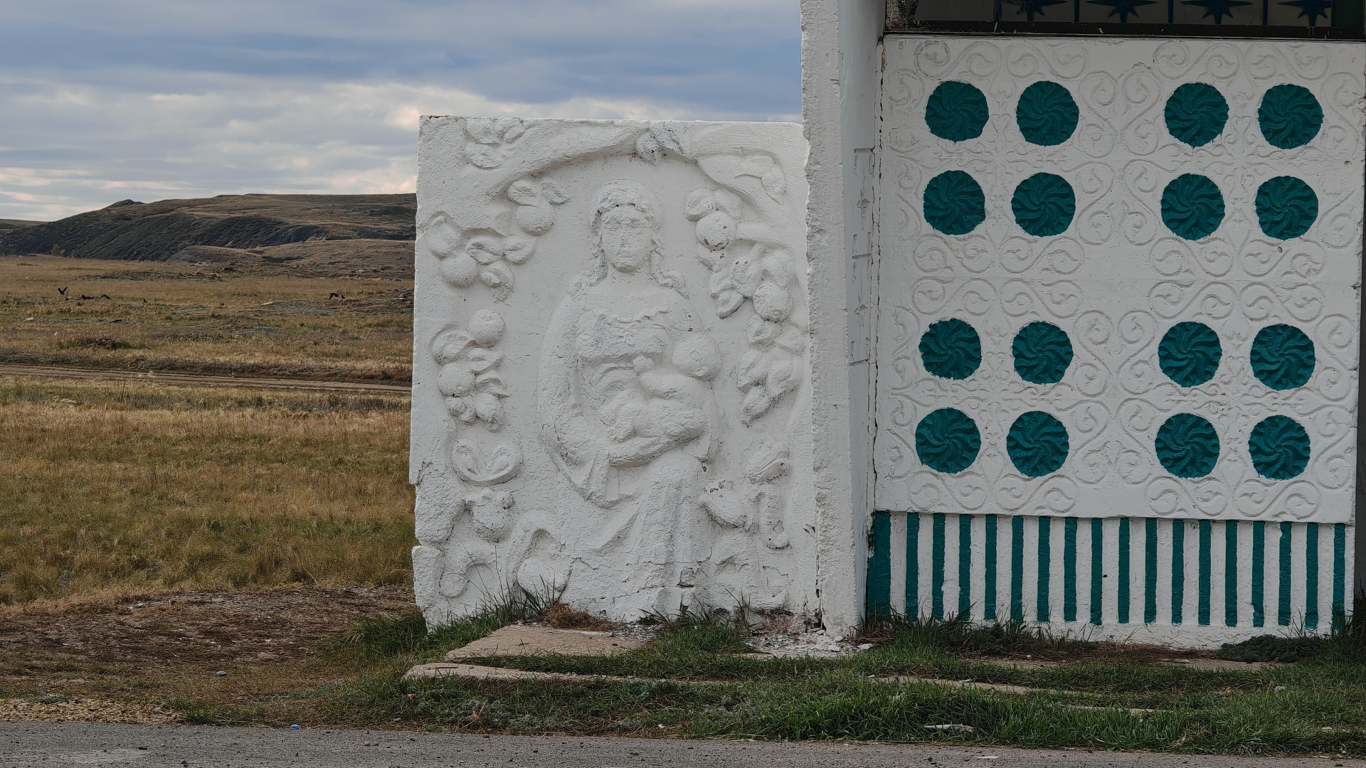Остановка с барельефом "Женщина и младенец" в районе села Ишимка, Акмолинская область. Фото: ©️ Tengrinews.kz / Иван Сухоруков