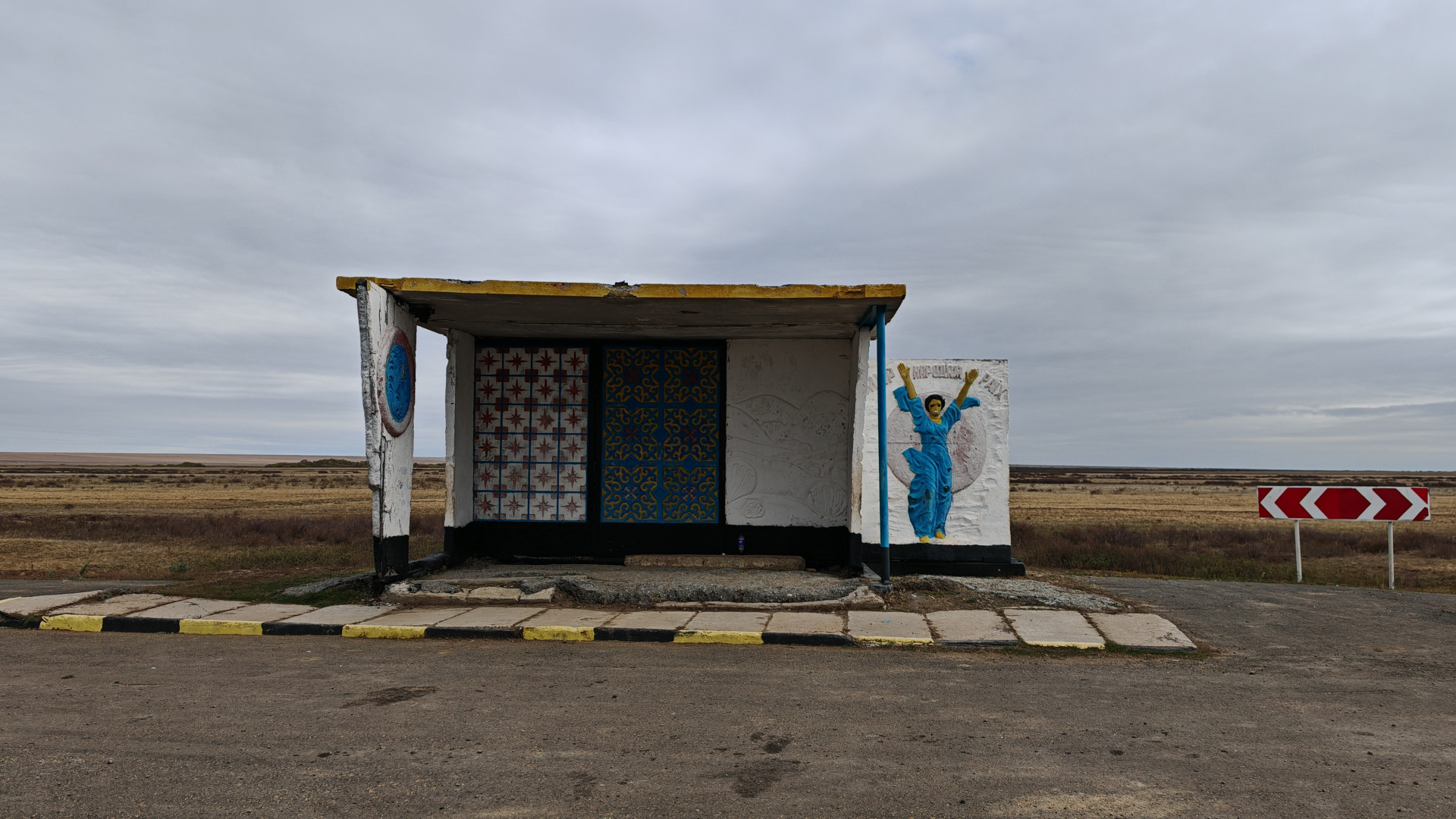 Остановка с советским барельефом в районе села Восточное, Костанайская область. Фото: ©️ Tengrinews.kz / Иван Сухоруков