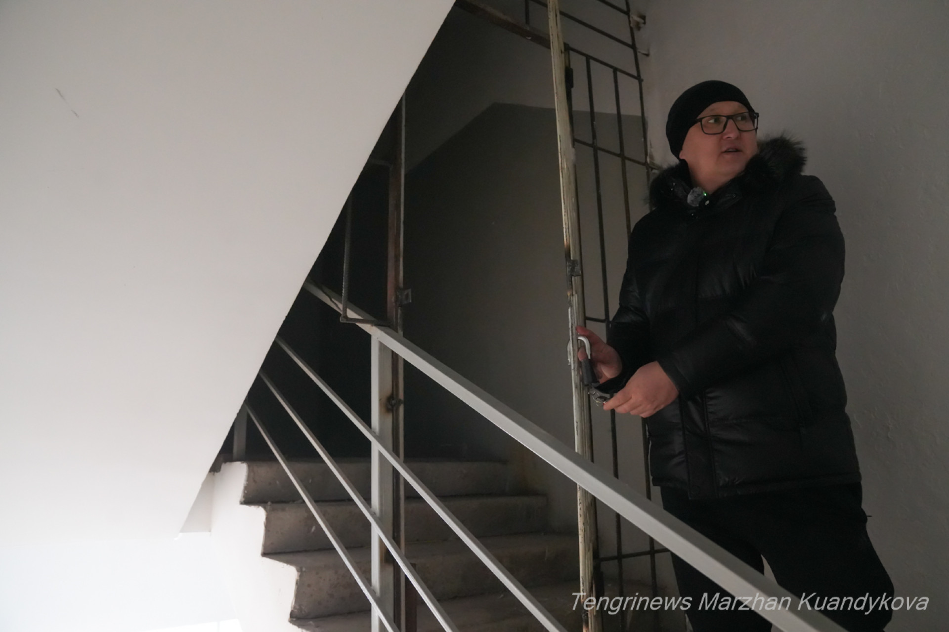 Ерлан Карбаев показывает техэтаж в одном из подъездов ЖК "Степной 2"