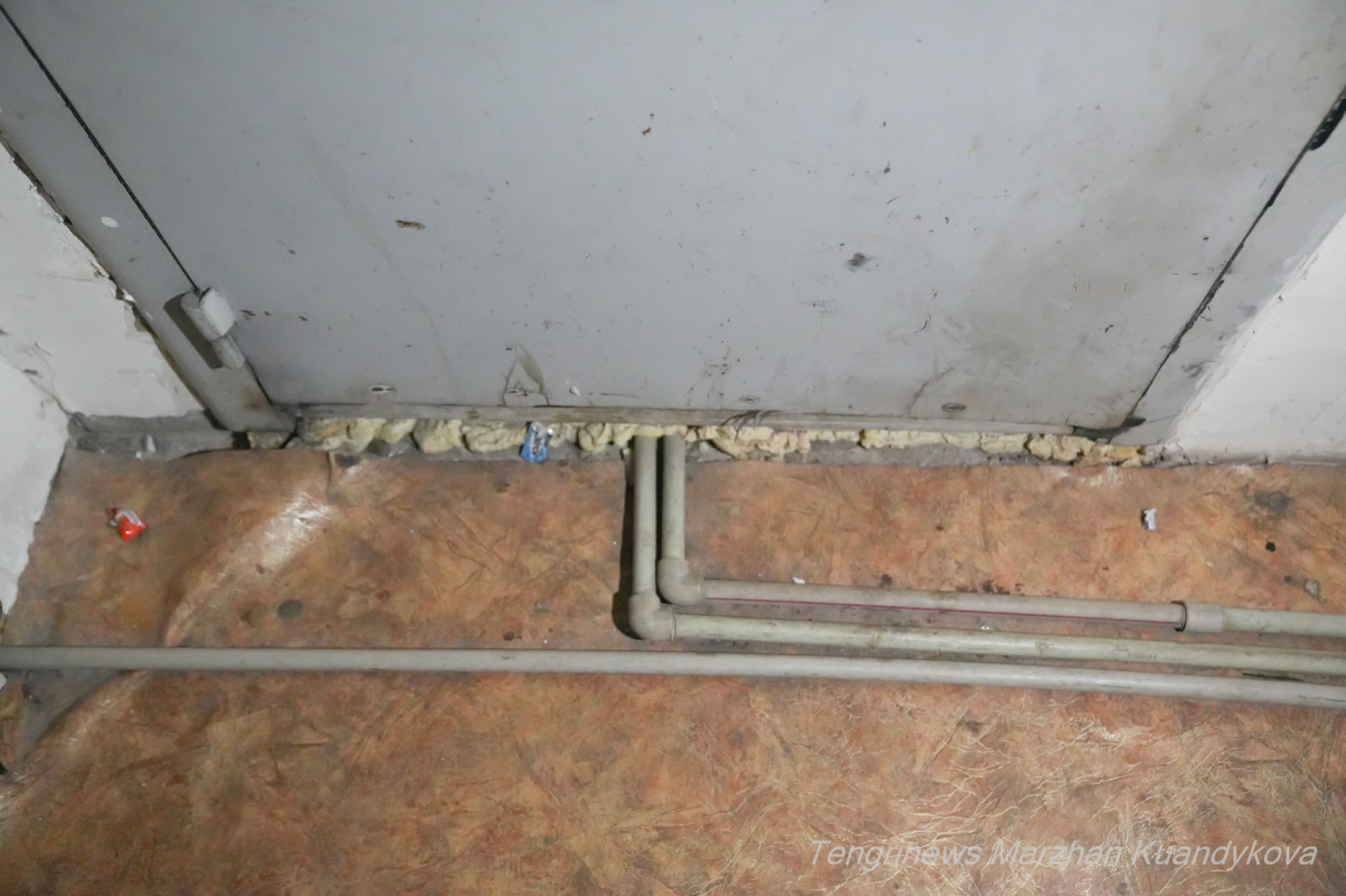 Водопроводные трубы на техэтаже проложены прямо по полу и заходят в квартиру под входной дверью 