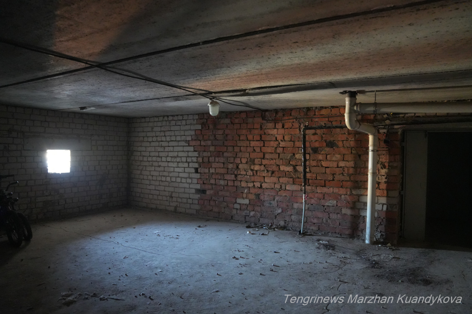 Техэтаж в другом подъезде ЖК "Степной 2": низкие потолки и маленькая форточка в стене.