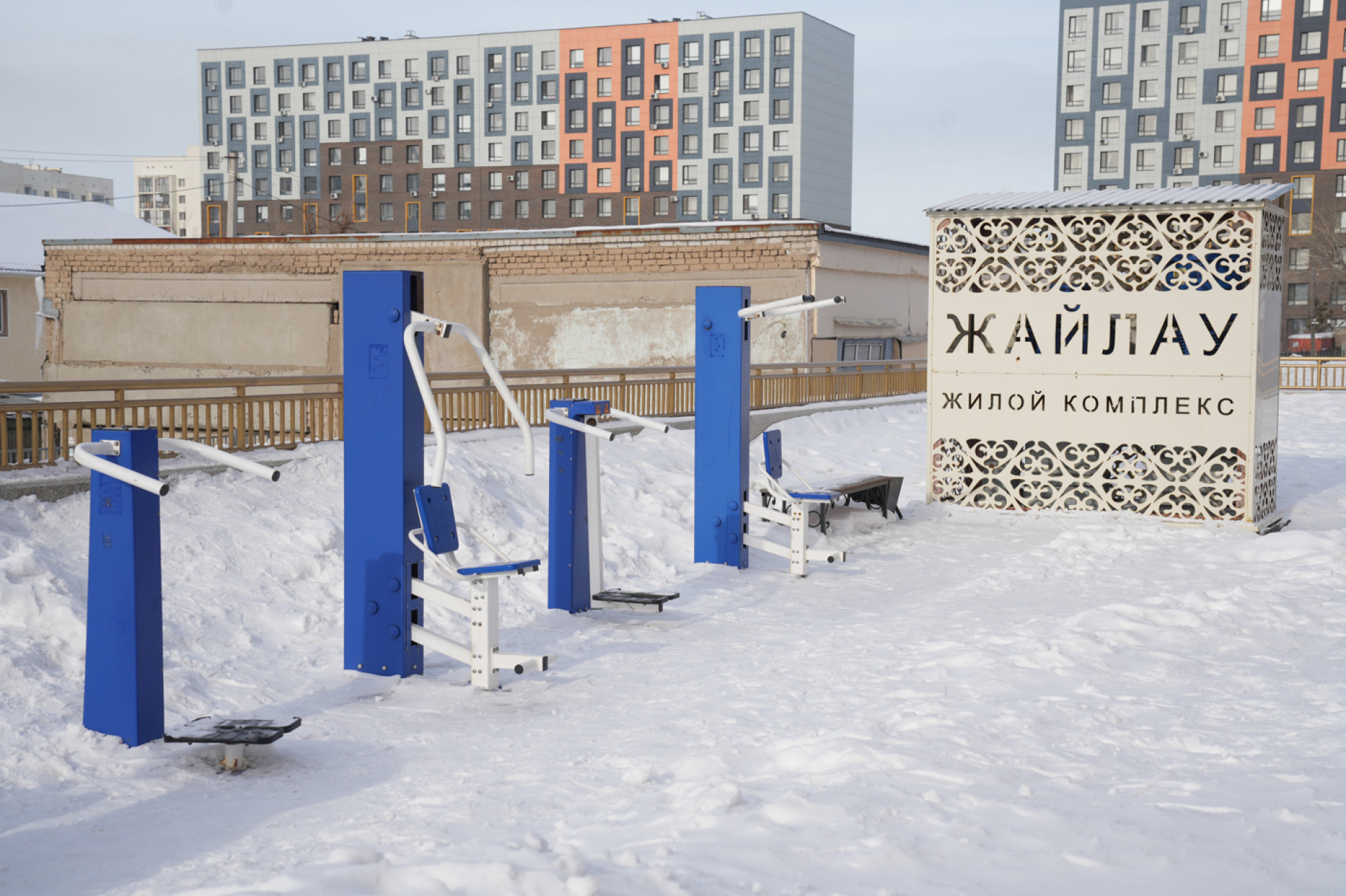 Площадка с тренажёрами во дворе ЖК "Жайлау"