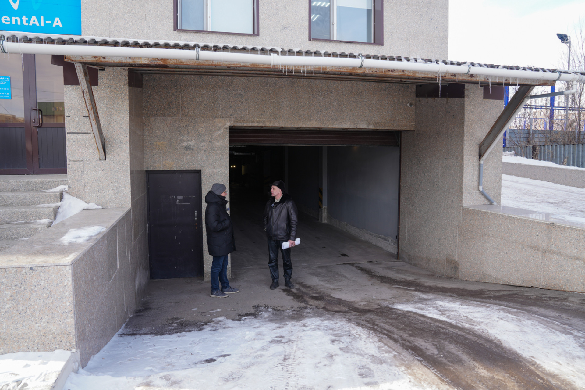 Журналист и председатель ОСИ у въезда в паркинг ЖК "Жайлау"