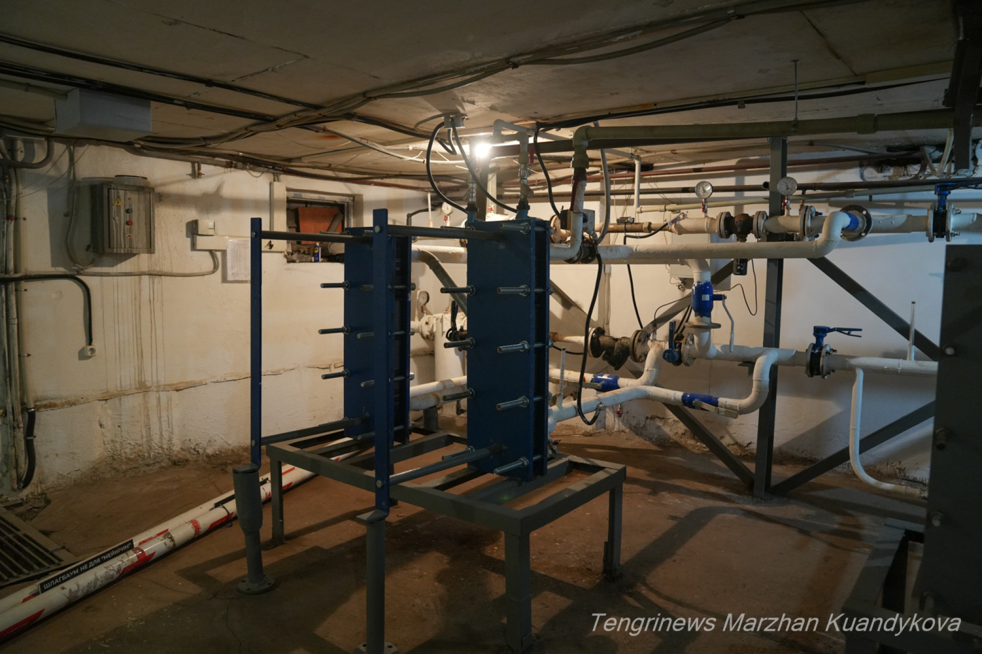 Тепловой узел в ЖК "Семь бочек". Фото: ©️ Tengrinews.kz / Маржан Куандыкова