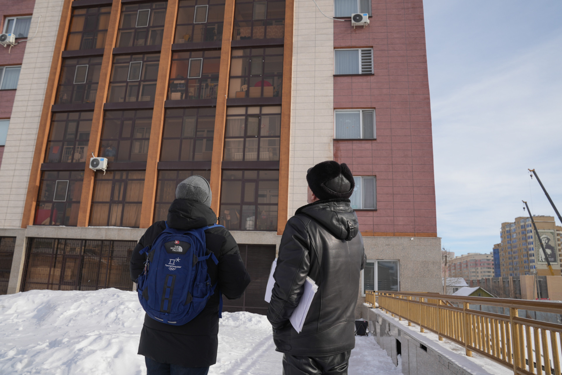 Председатель ОСИ ЖК "Жайлау" и журналист разглядывают дом