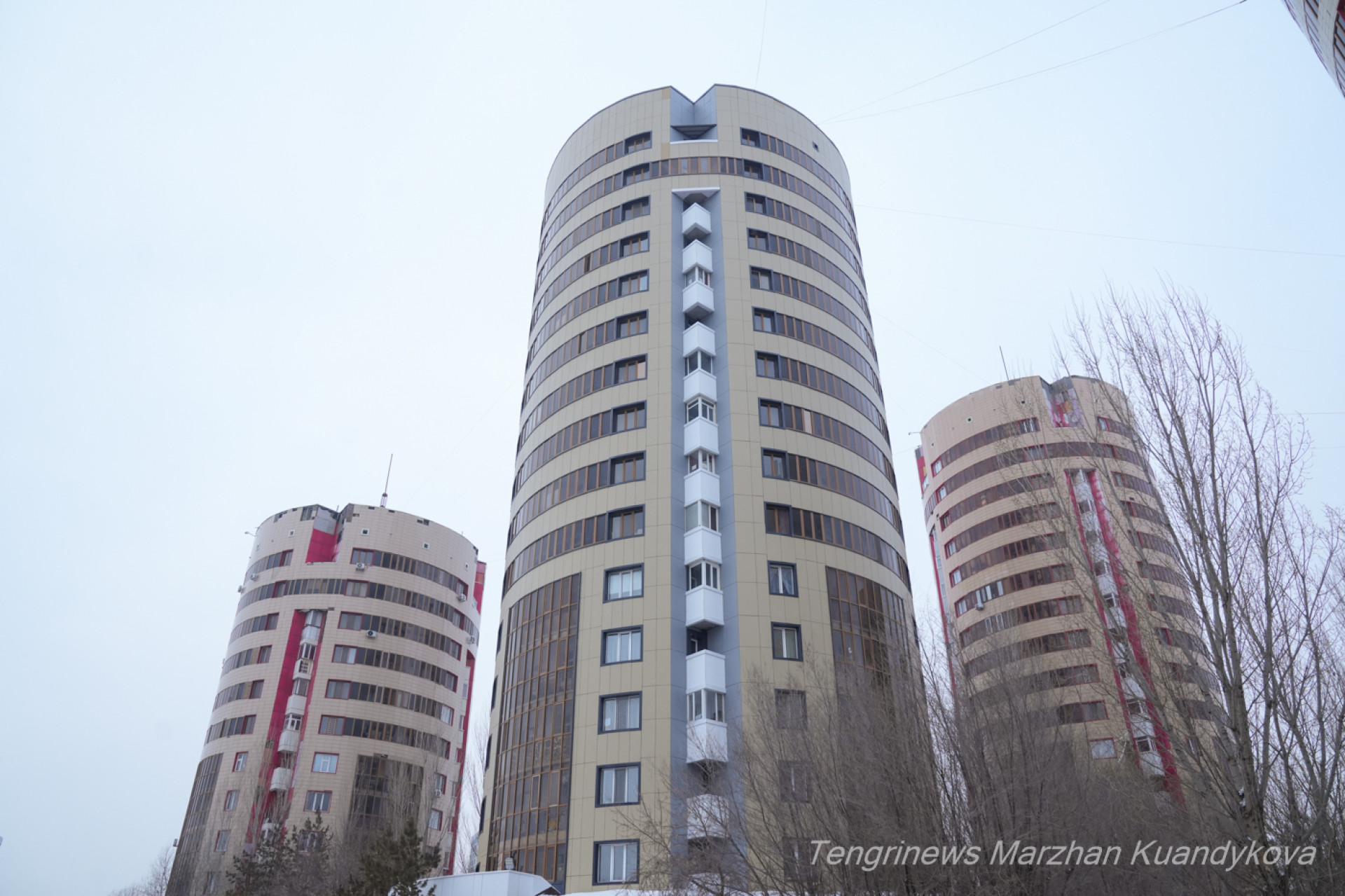 Один из домов в ЖК "Сем бочек" -- отремонтирован после пожара и отличается от других