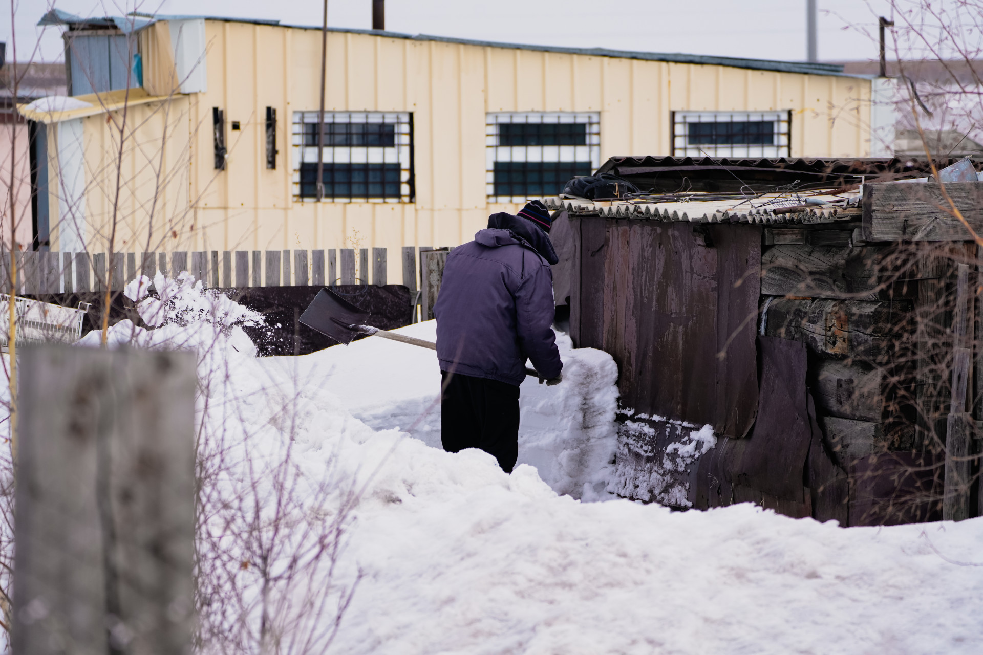 Владимир Вильковской, житель микрорайона на 804-м километре, чистит снег