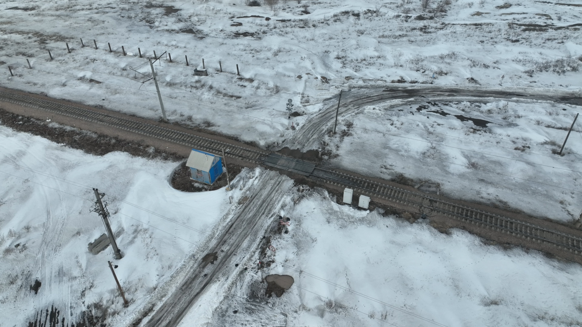 Переезд через железнодорожные пути - единственный способ попасть в микрорайон на 804-м километре