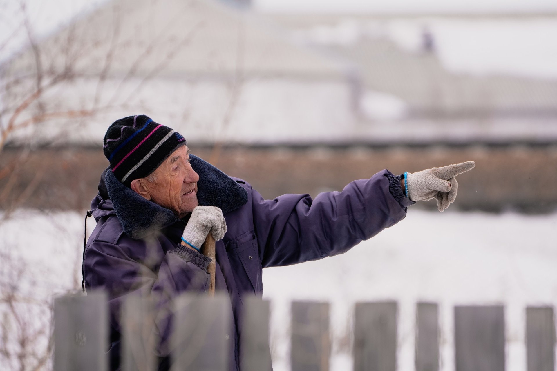 Владимир Вильковской, житель микрорайона на 804-м километре, показывает на брошенные дома
