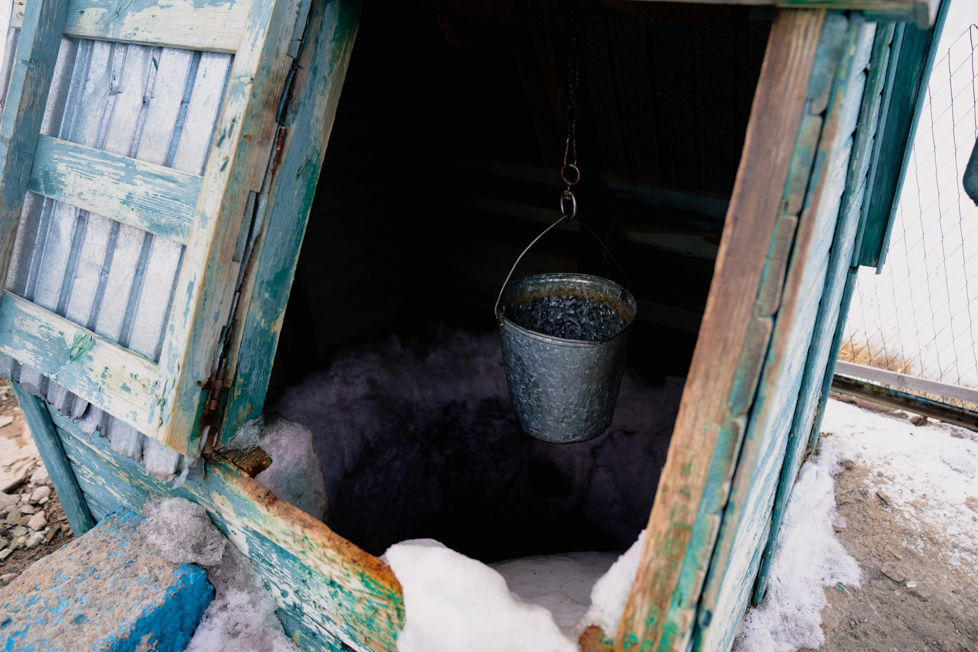 Ведро в колодце в микрорайоне на 804-м километре