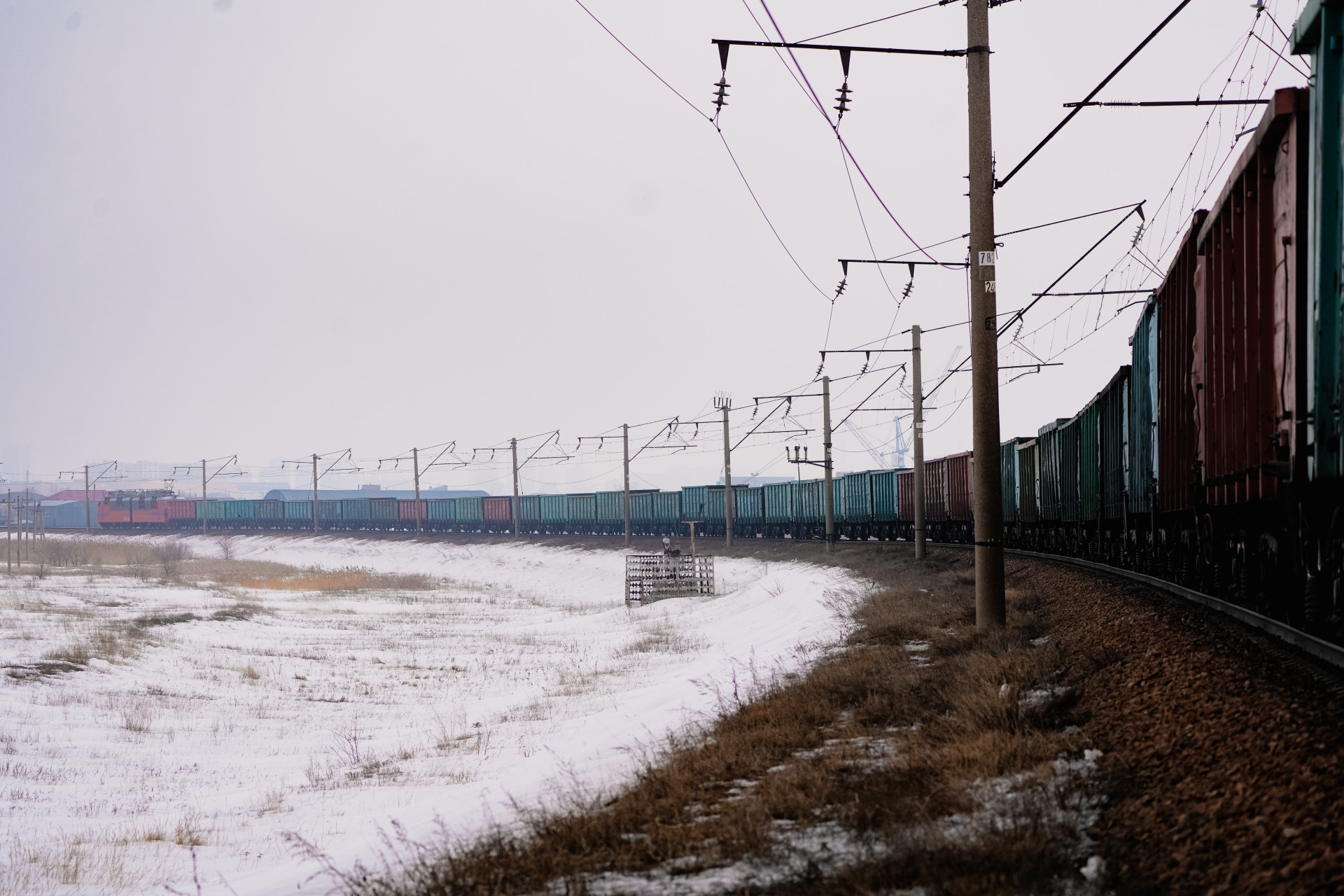 Поезд, проходящий мимо микрорайона на 804-м километре