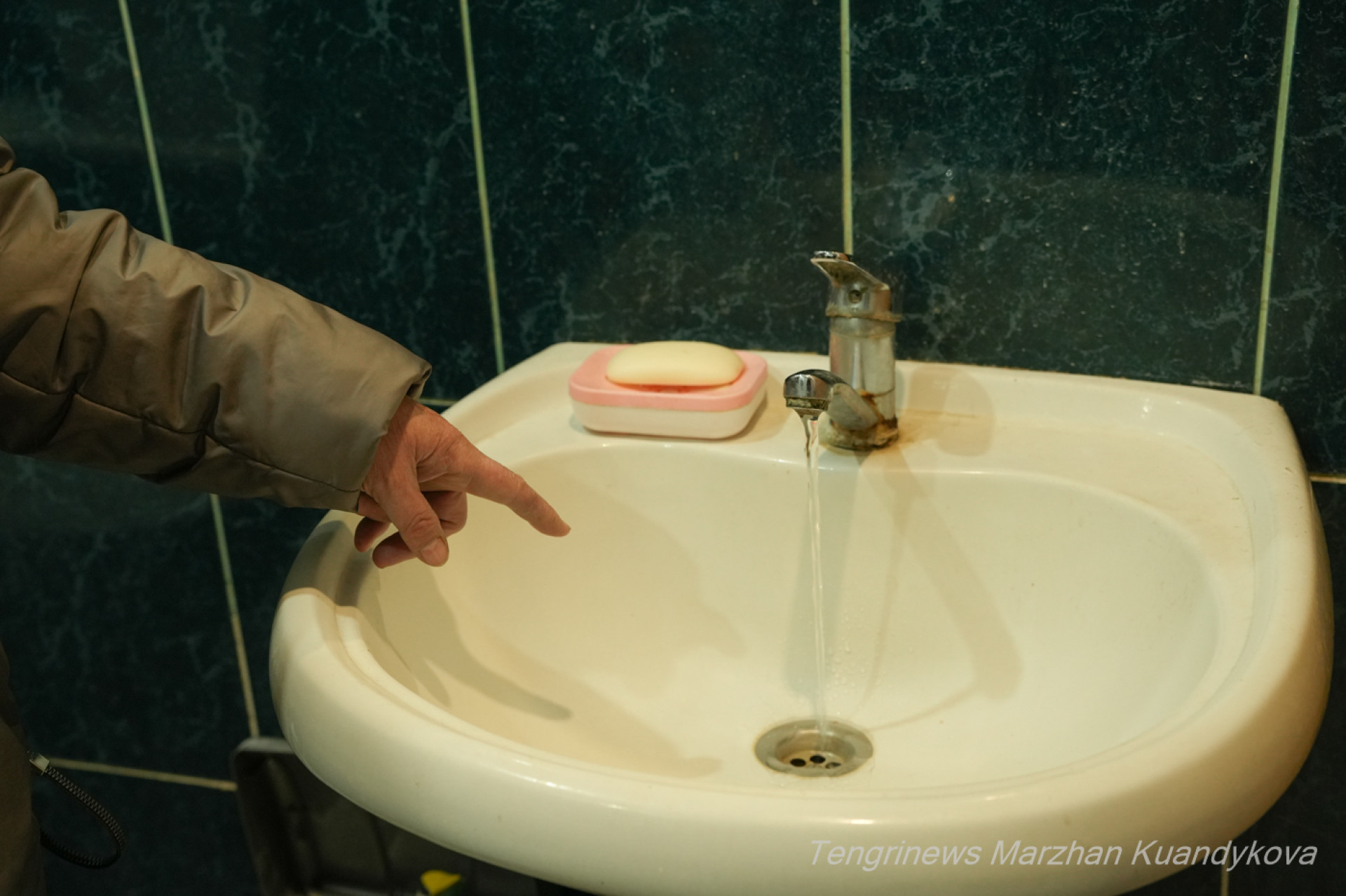 Кран из которого течёт тонкая струйка воды, жилмассив Нефтяников