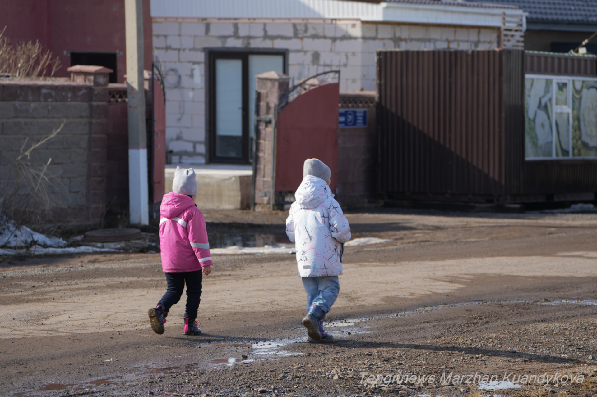 Дети идут по дороге в жилмассиве Нефтяников