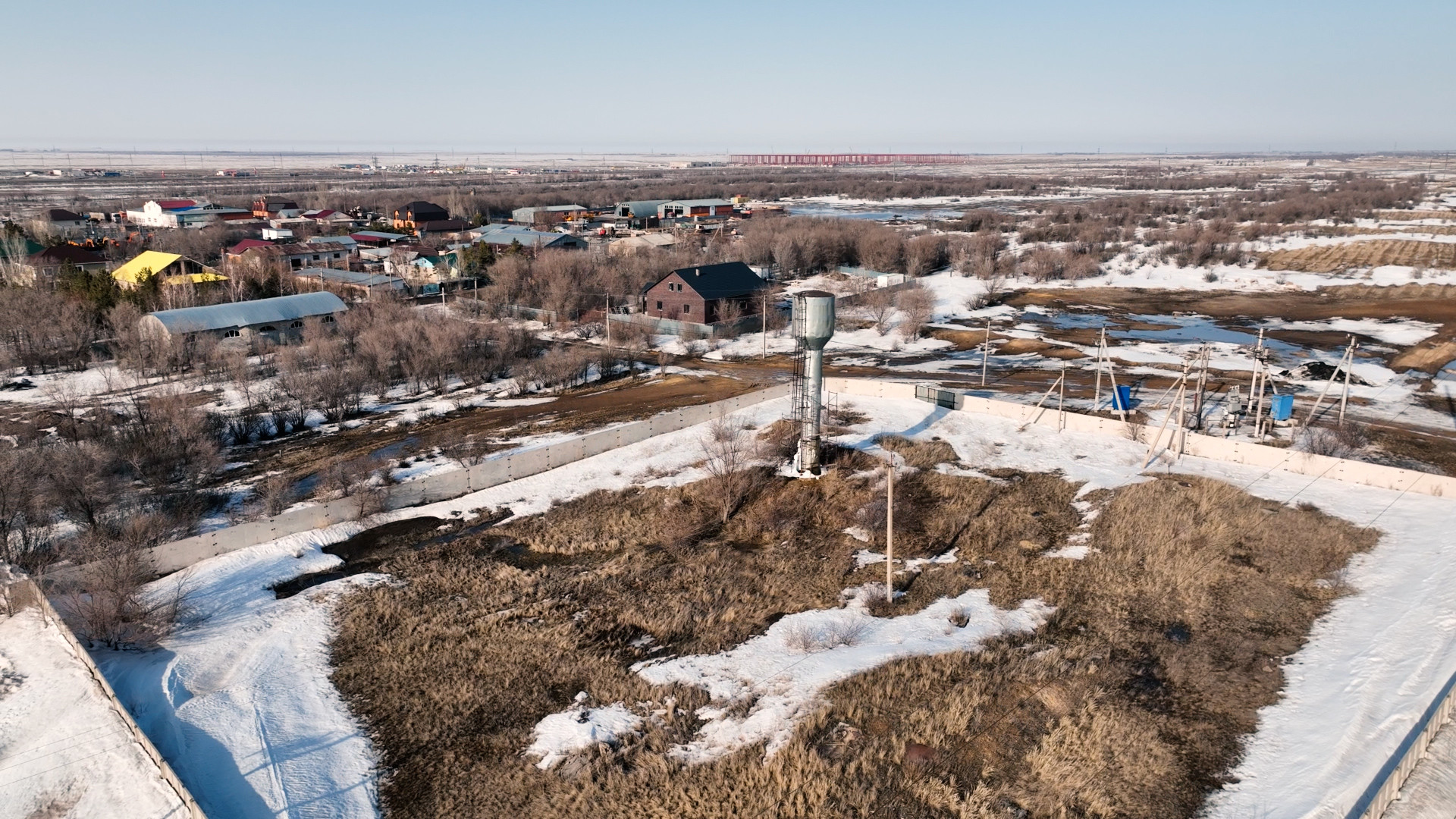 Водонапорная башня в жилмассиве Нефтяников обнесена заборов, вид сверху