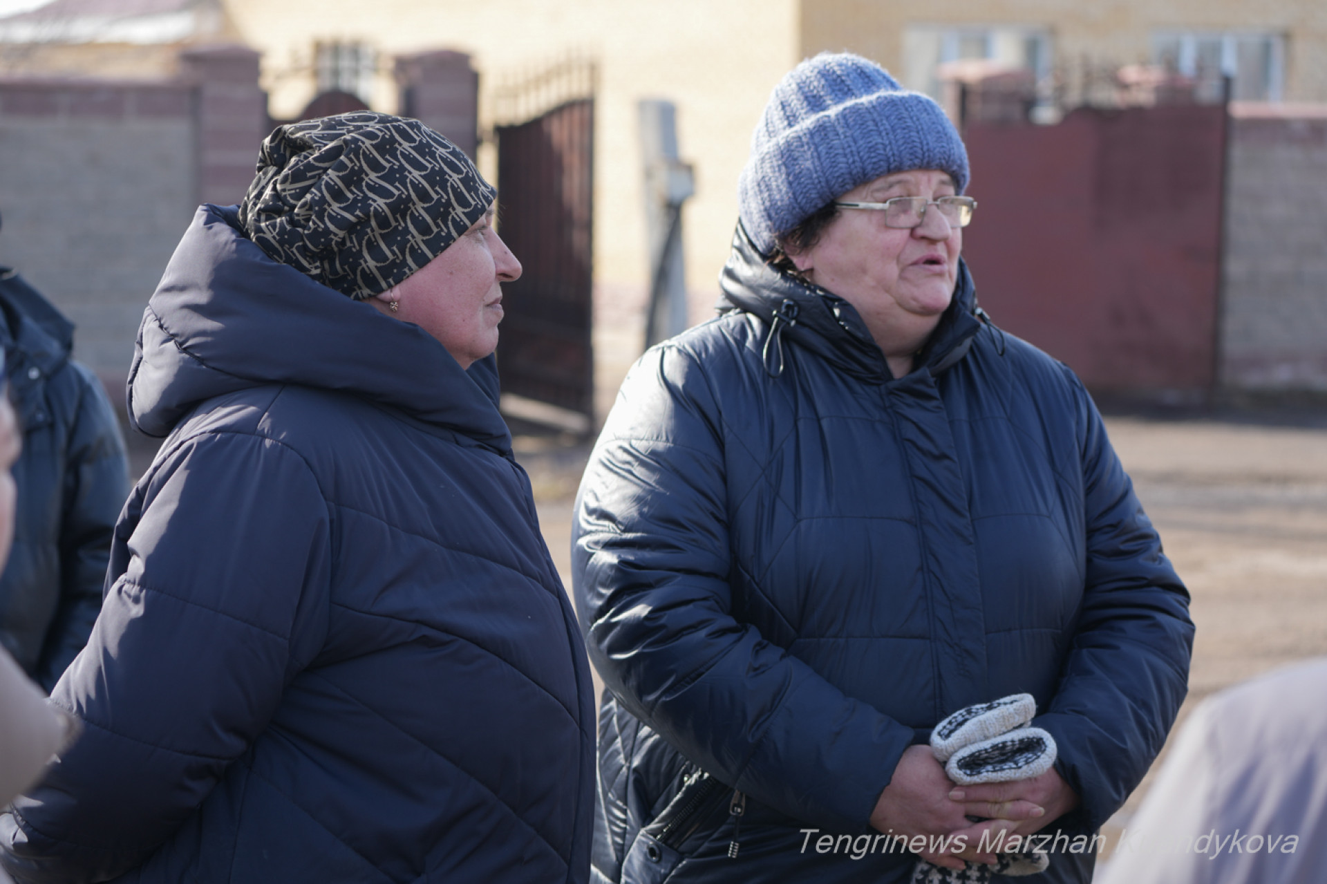 Галина Решетникова (справа) с соседкой, жители массива Нефтяников