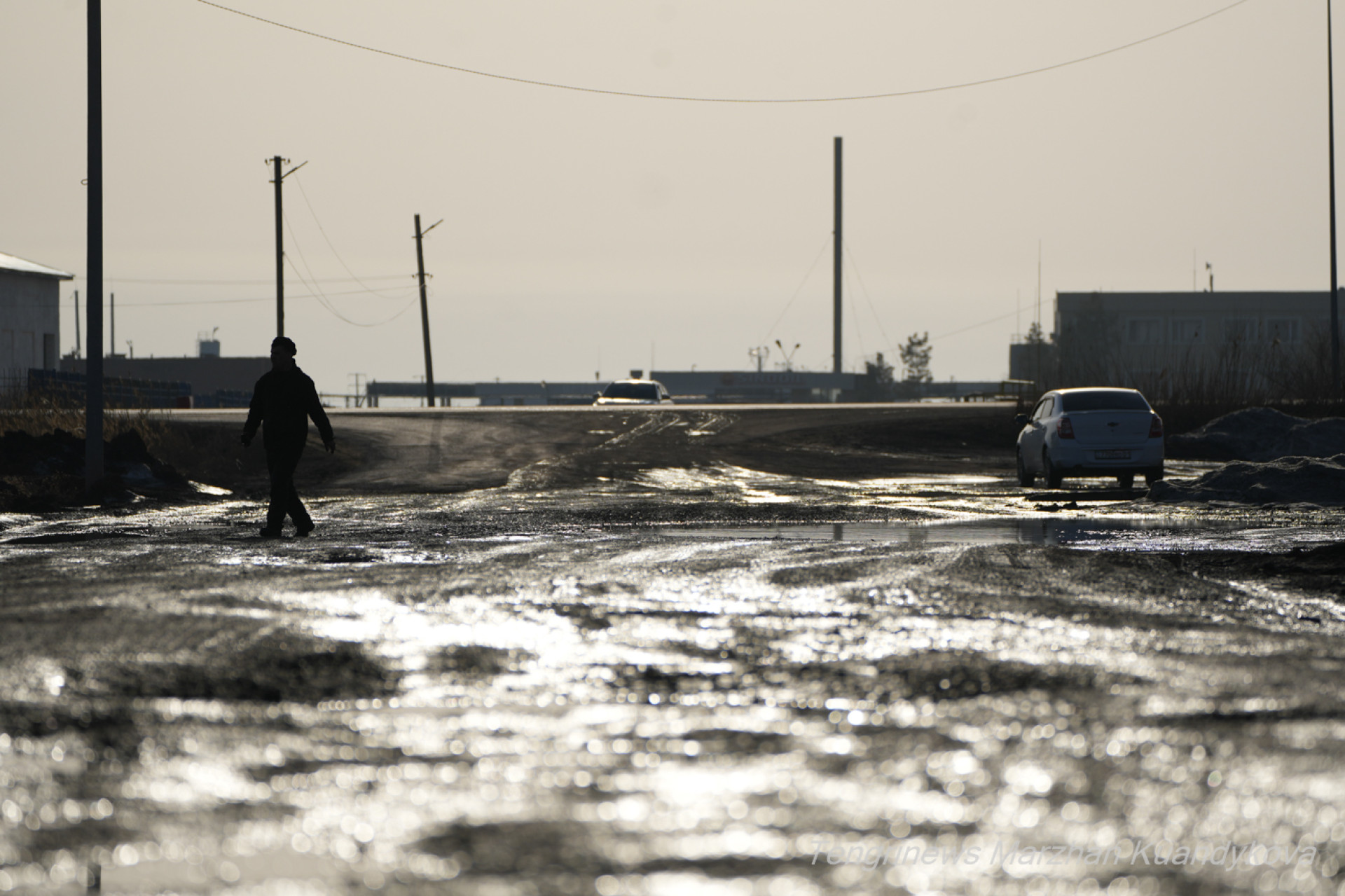 Разбитая дорога в массиве Нефтяников, Астана 