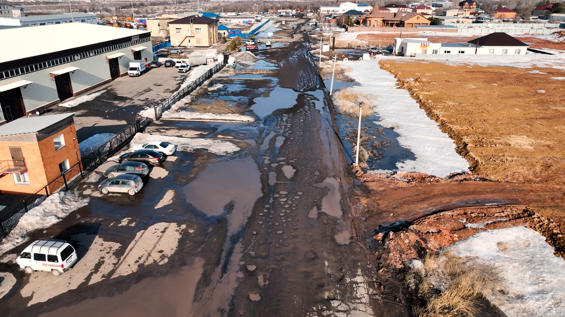 Заезд в жилой массив Нефтяников - разбитая, грязная дорога