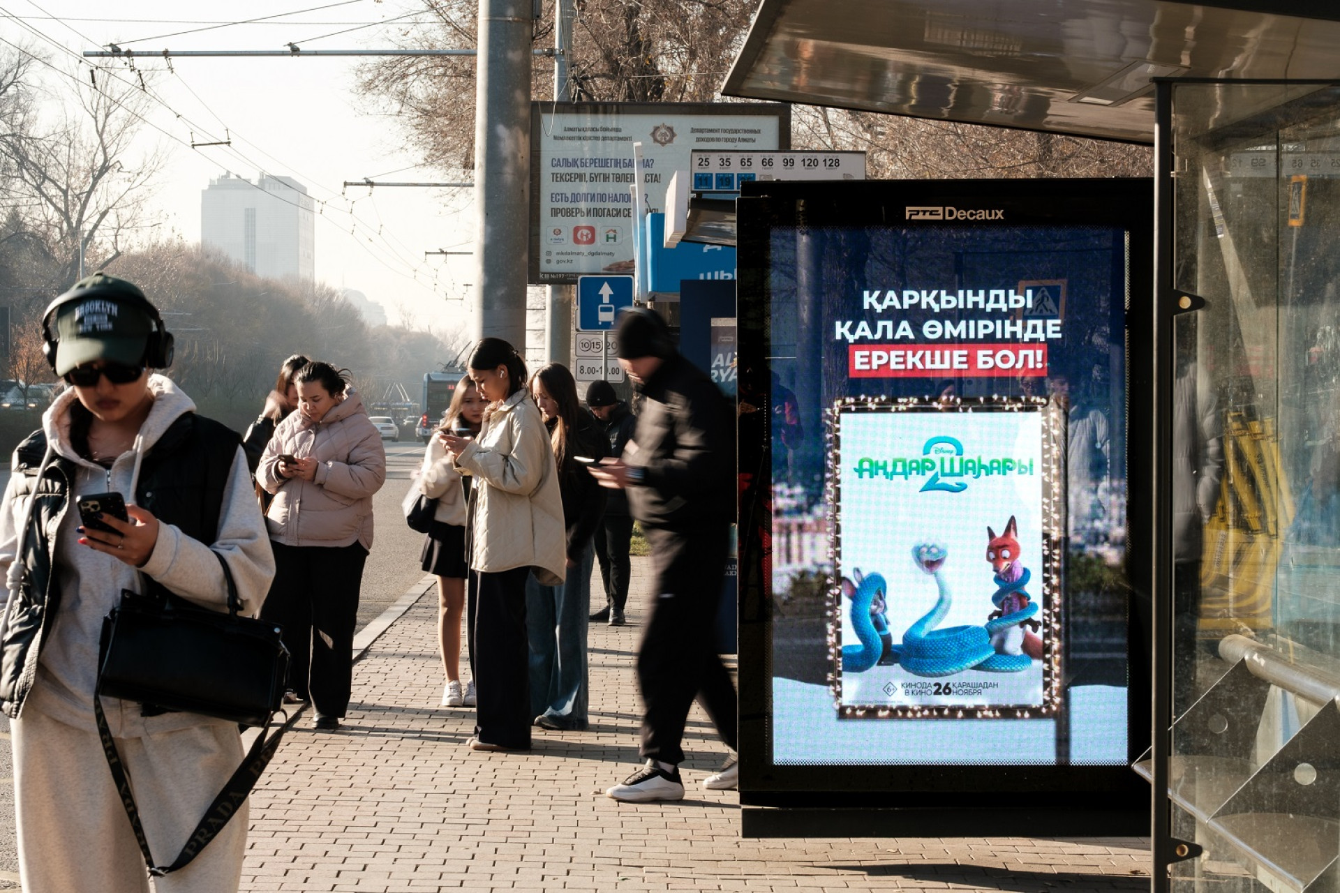 Наружная реклама мультфильма Зверополис 2 от Disney и RTS Decaux в Алматы