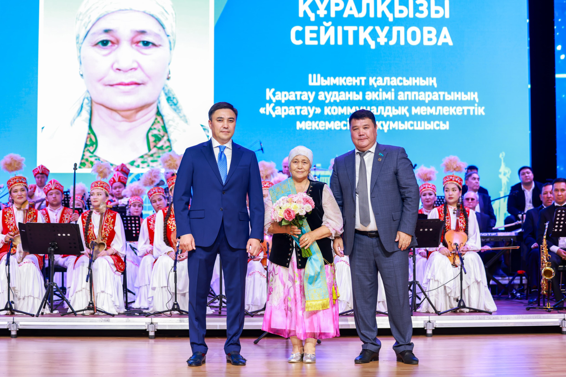 Аким Шымкента Габит Сыздыкбеков награждает дворника-женщину