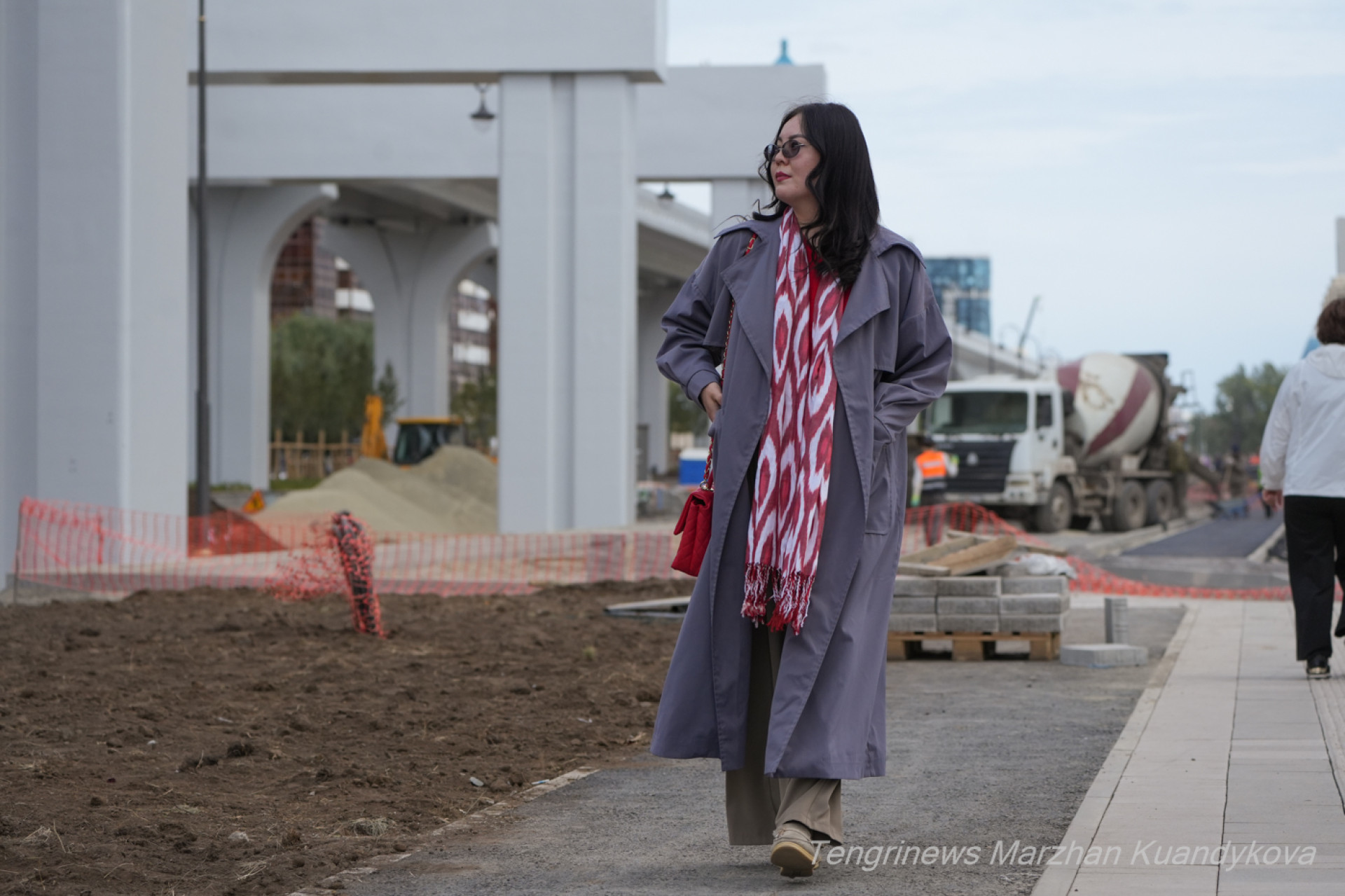 Девушка на фоне LRT