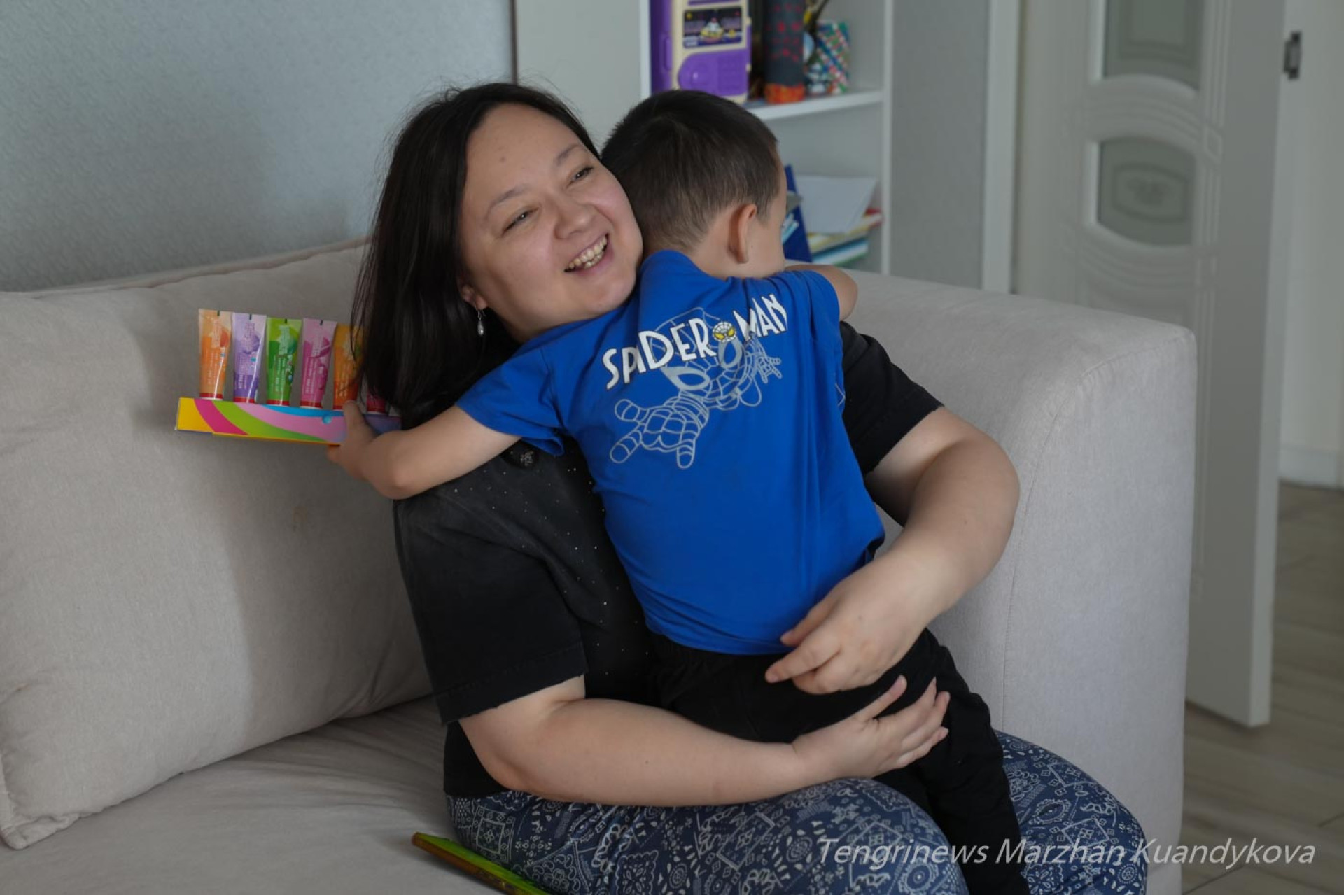 Мама с сыном обнимаются