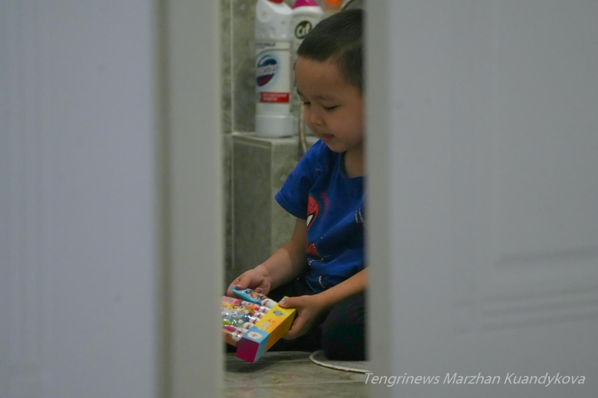 Мальчик играется в игрушки