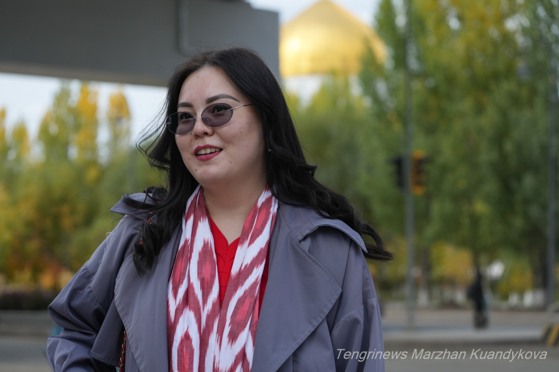 Девушка на фоне Астаны