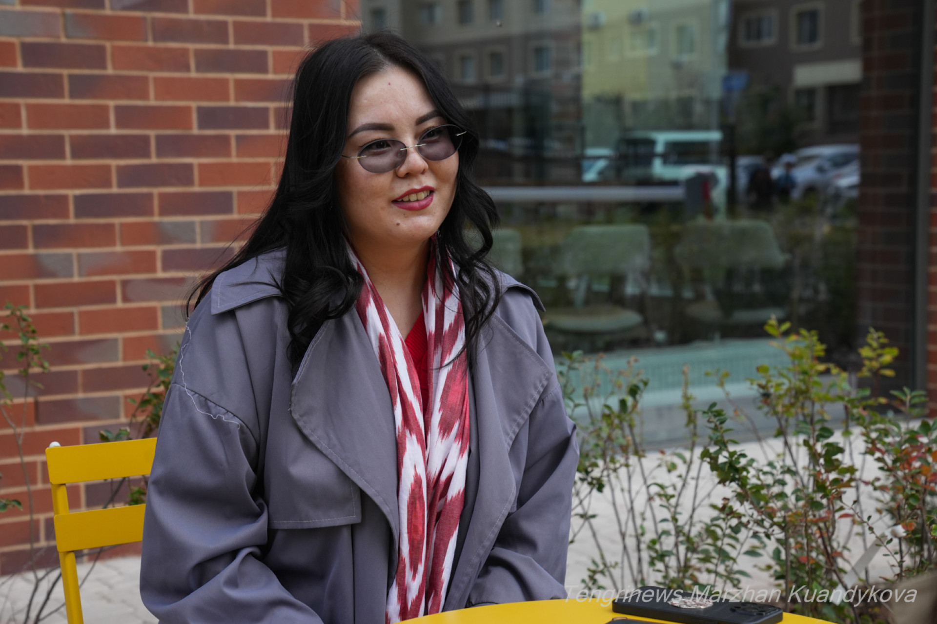 Девушка разговаривает