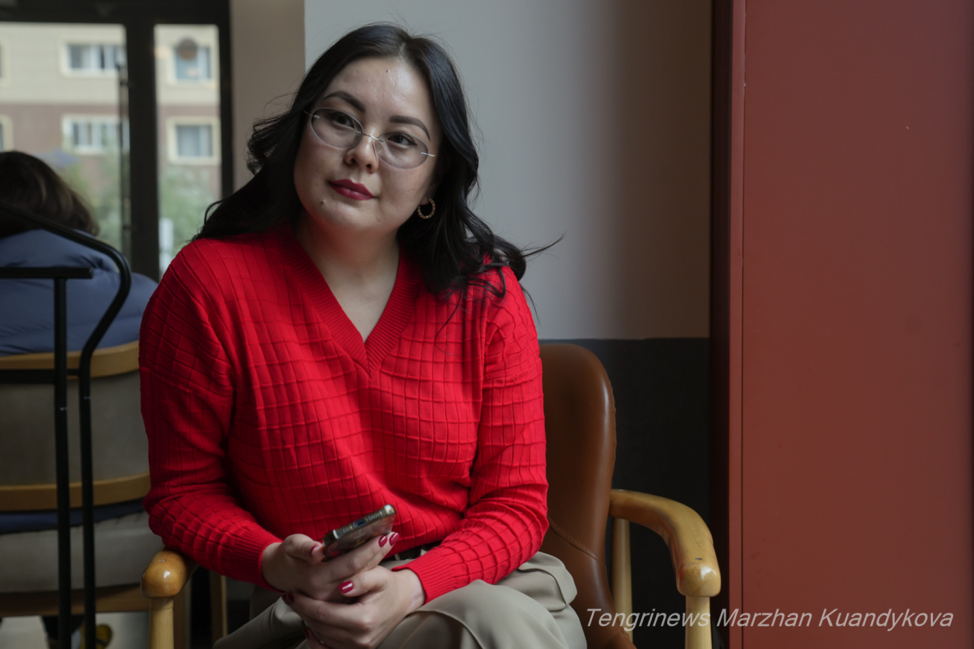 Девушка за столом