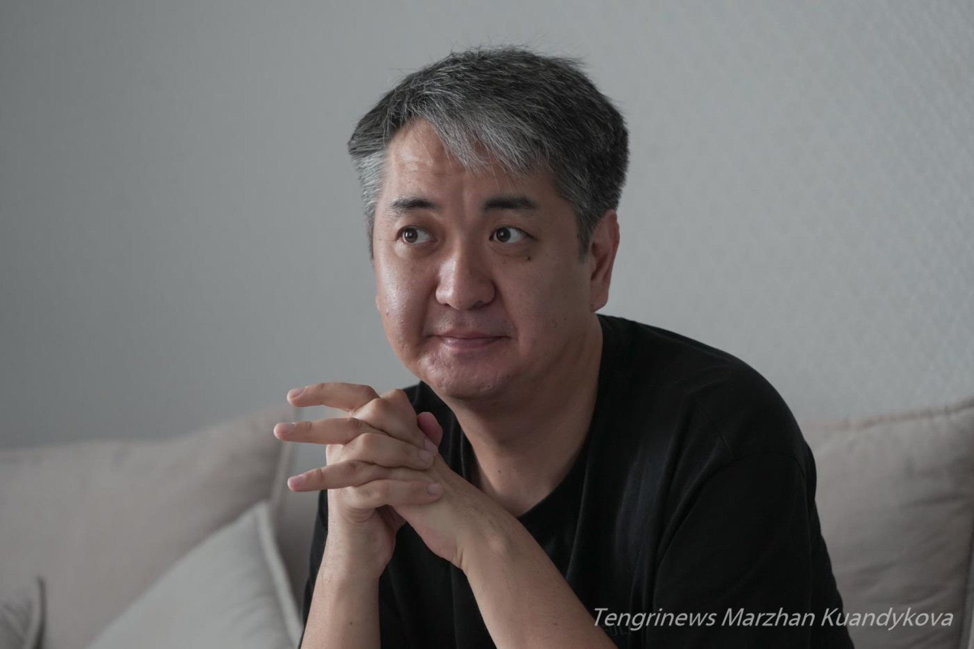 Мужчина улыбается