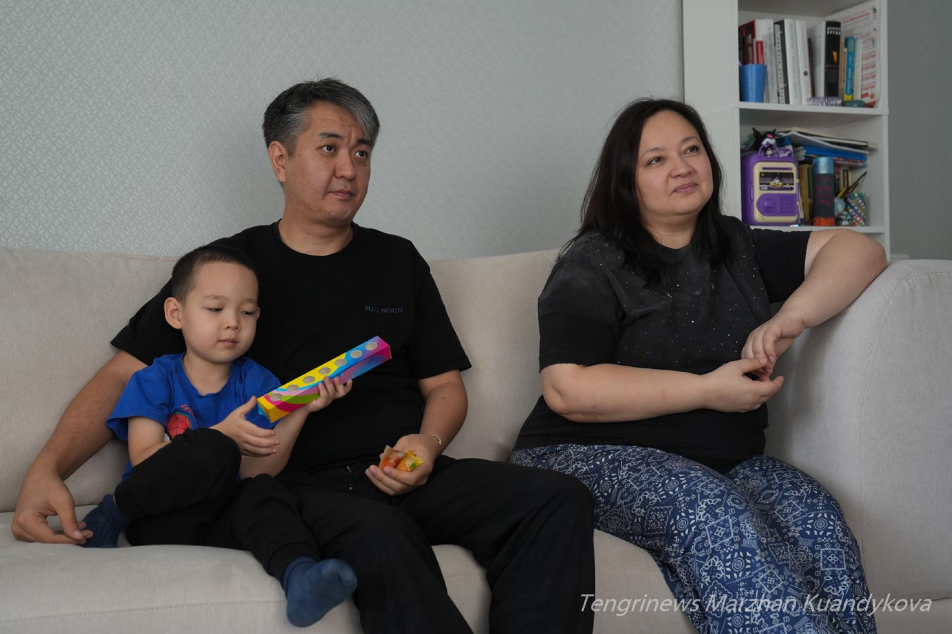 Семья сидит на диване