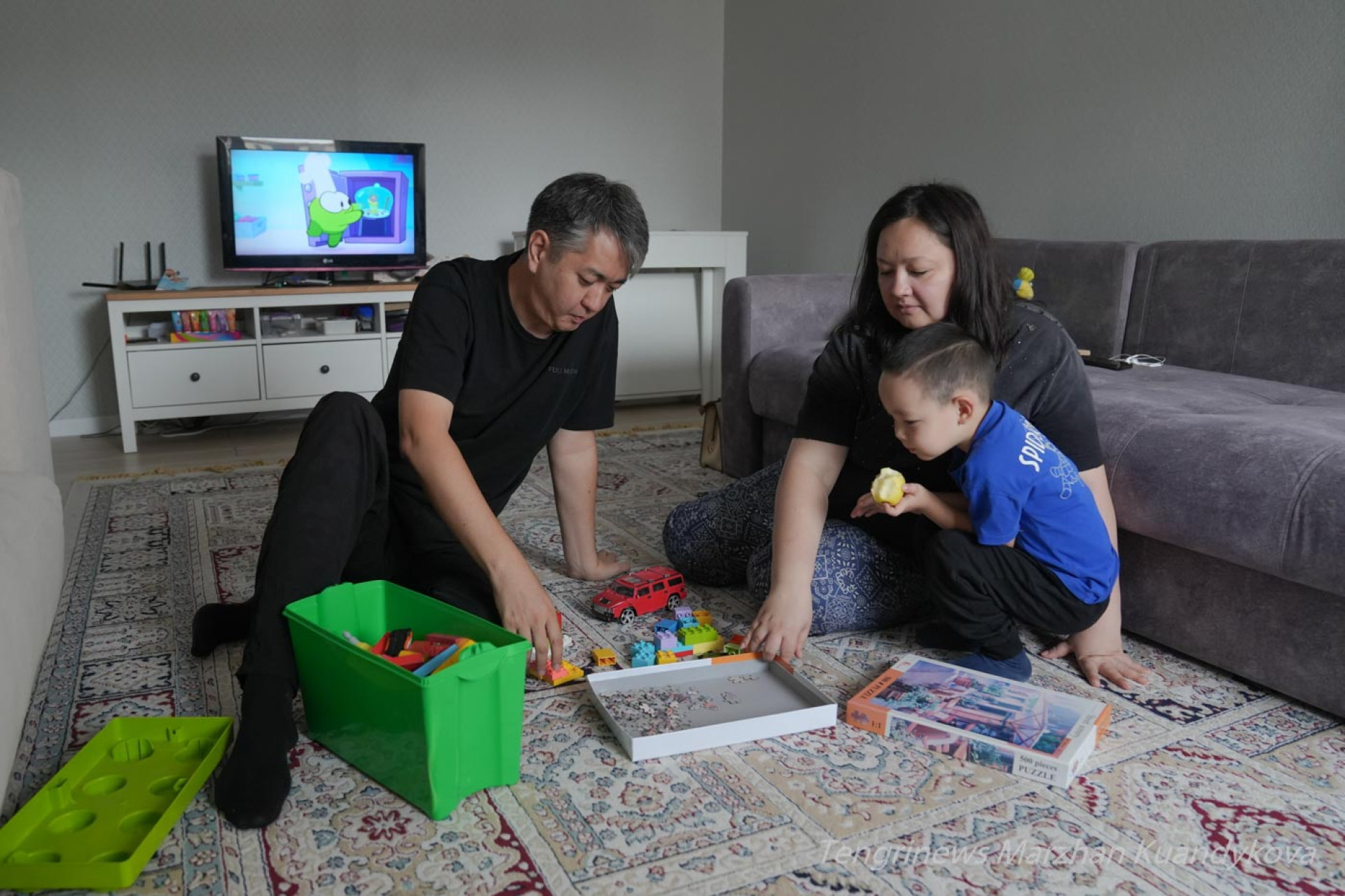 Родители с ребенком собирают пазл