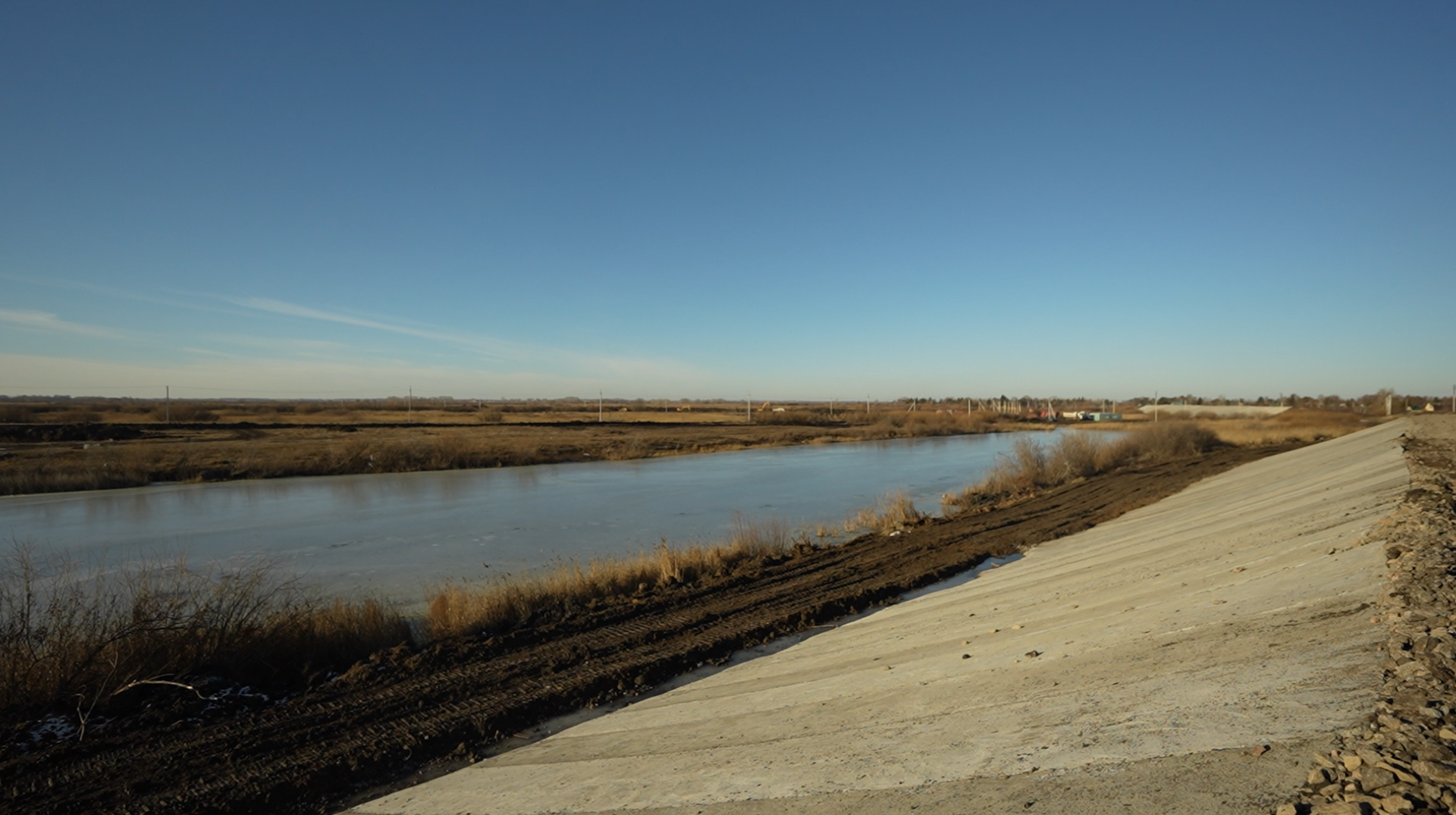 Дамба в селе Тепличном