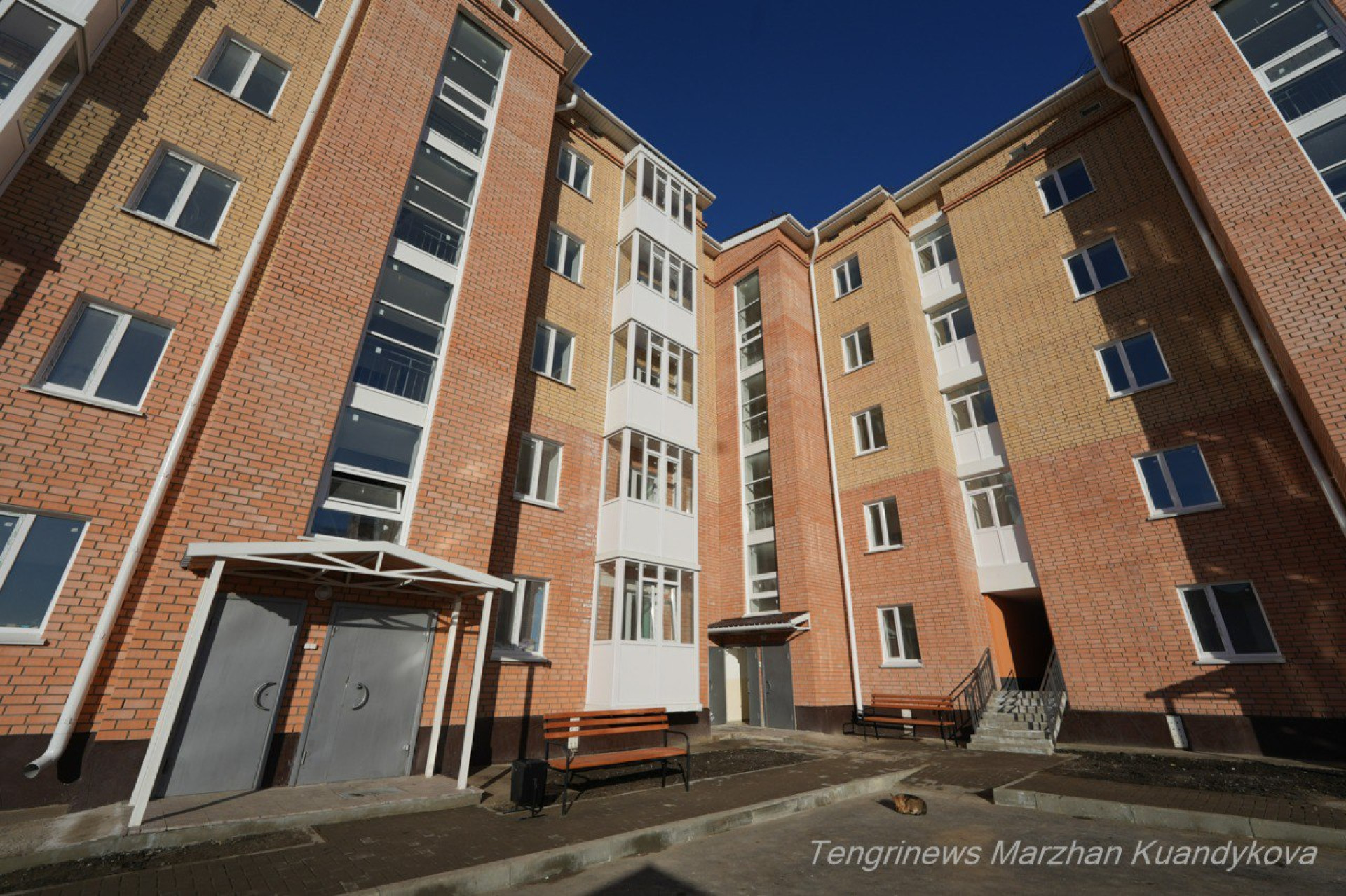 Дом, построенный для переселения жителей Заречного, СКО. Вид снаружи